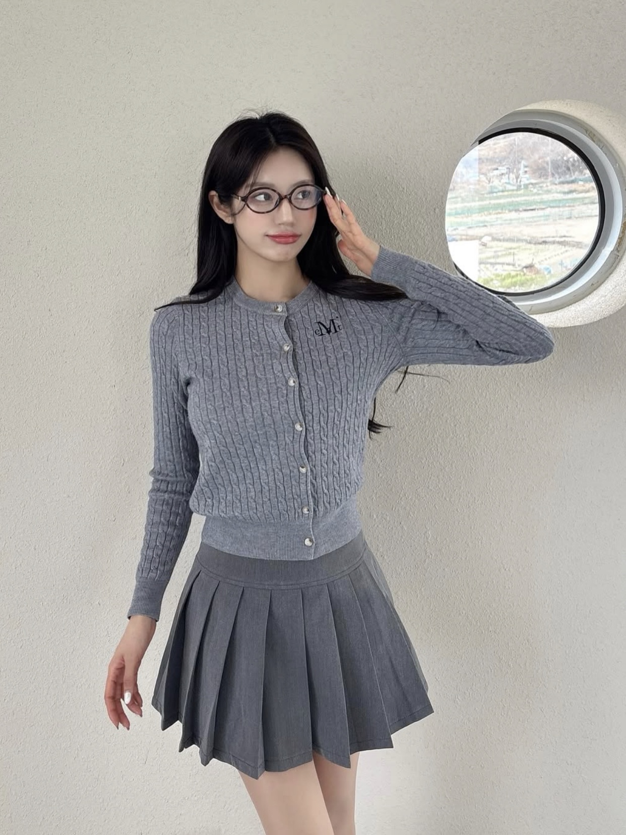MUCENT Adian Button Crop Knit Cardigan Gray 착용 스타일 - 4