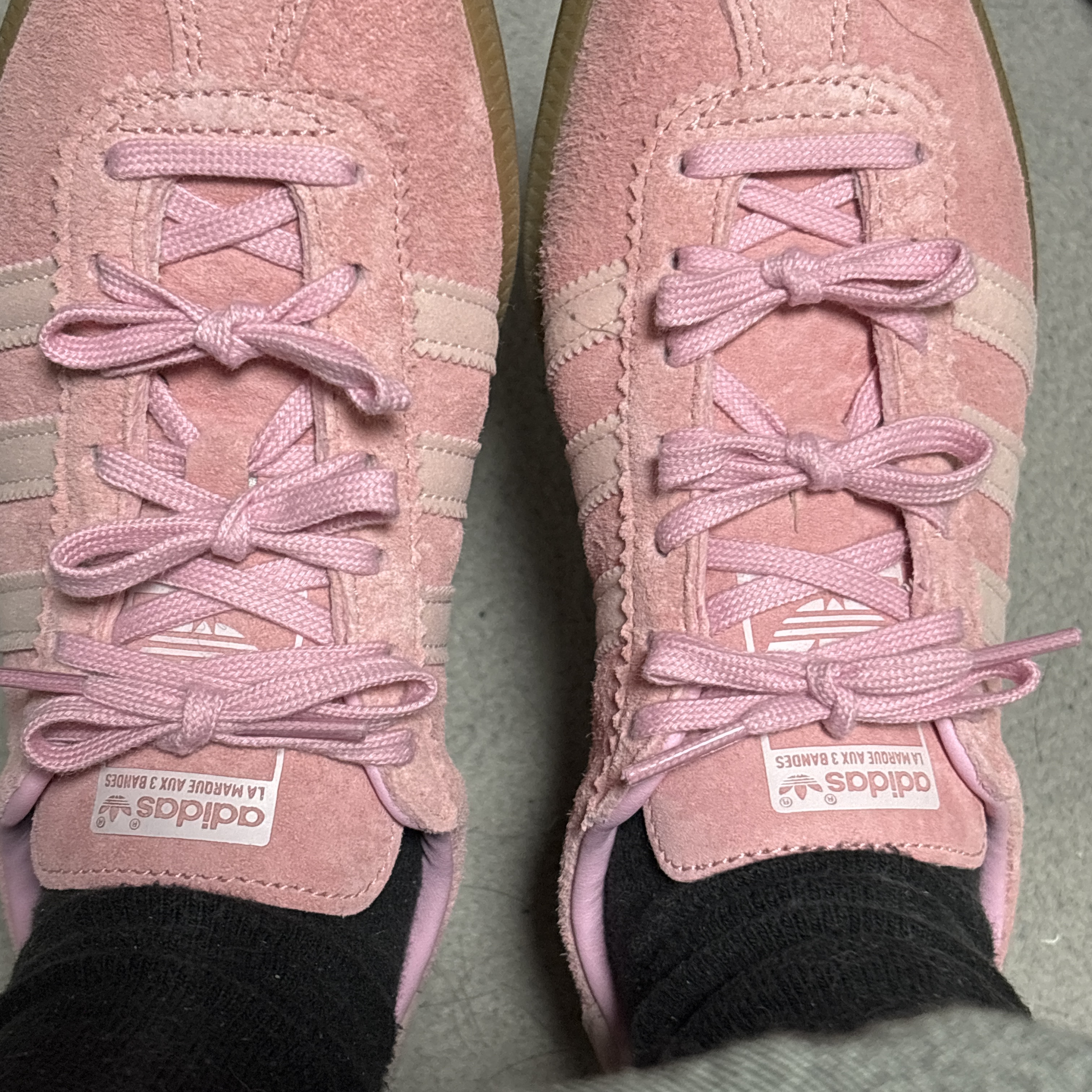 Adidas Bermuda Glow Pink 착용 스타일