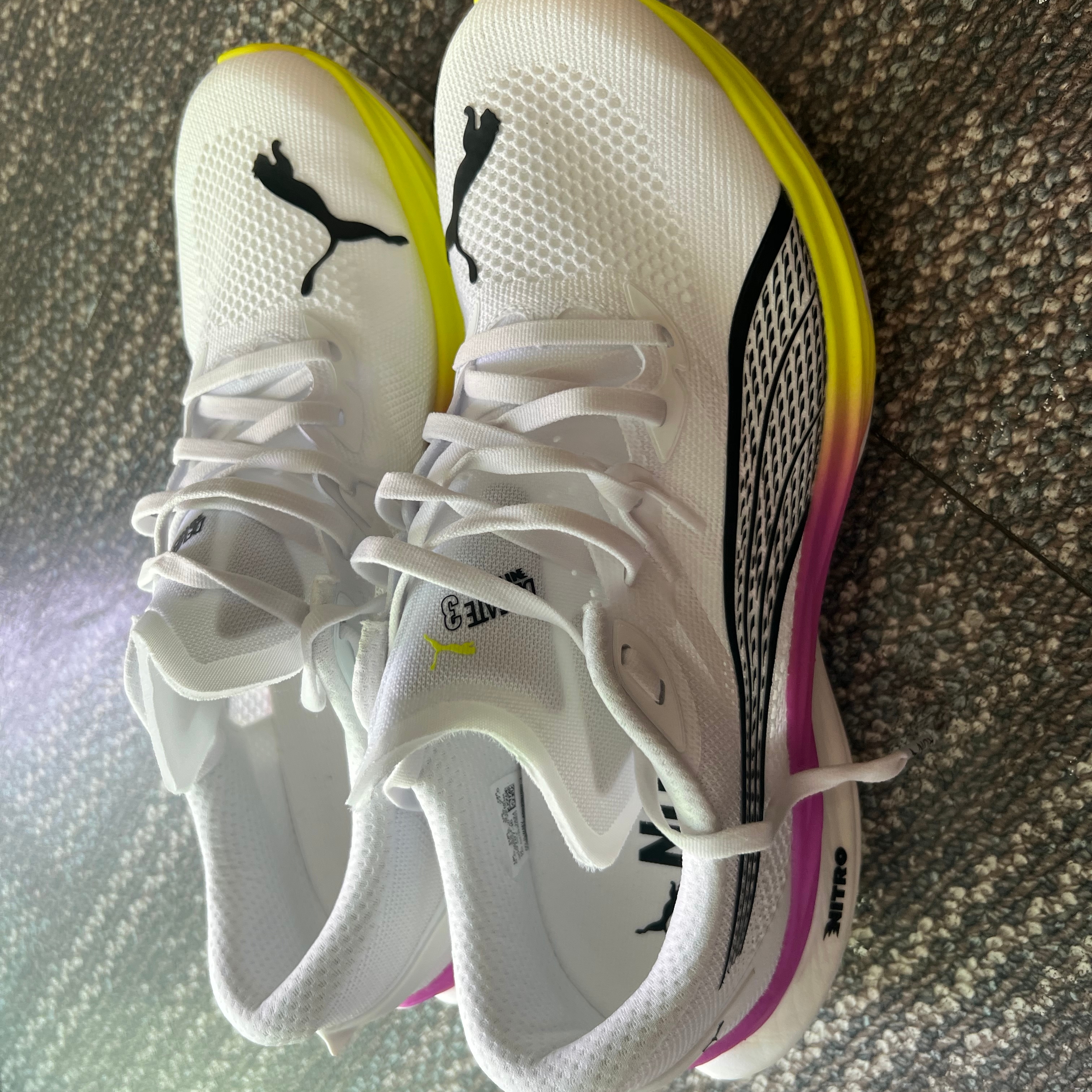 Puma Deviate Nitro 3 Puma White Yellow Alert 착용 스타일 - 1