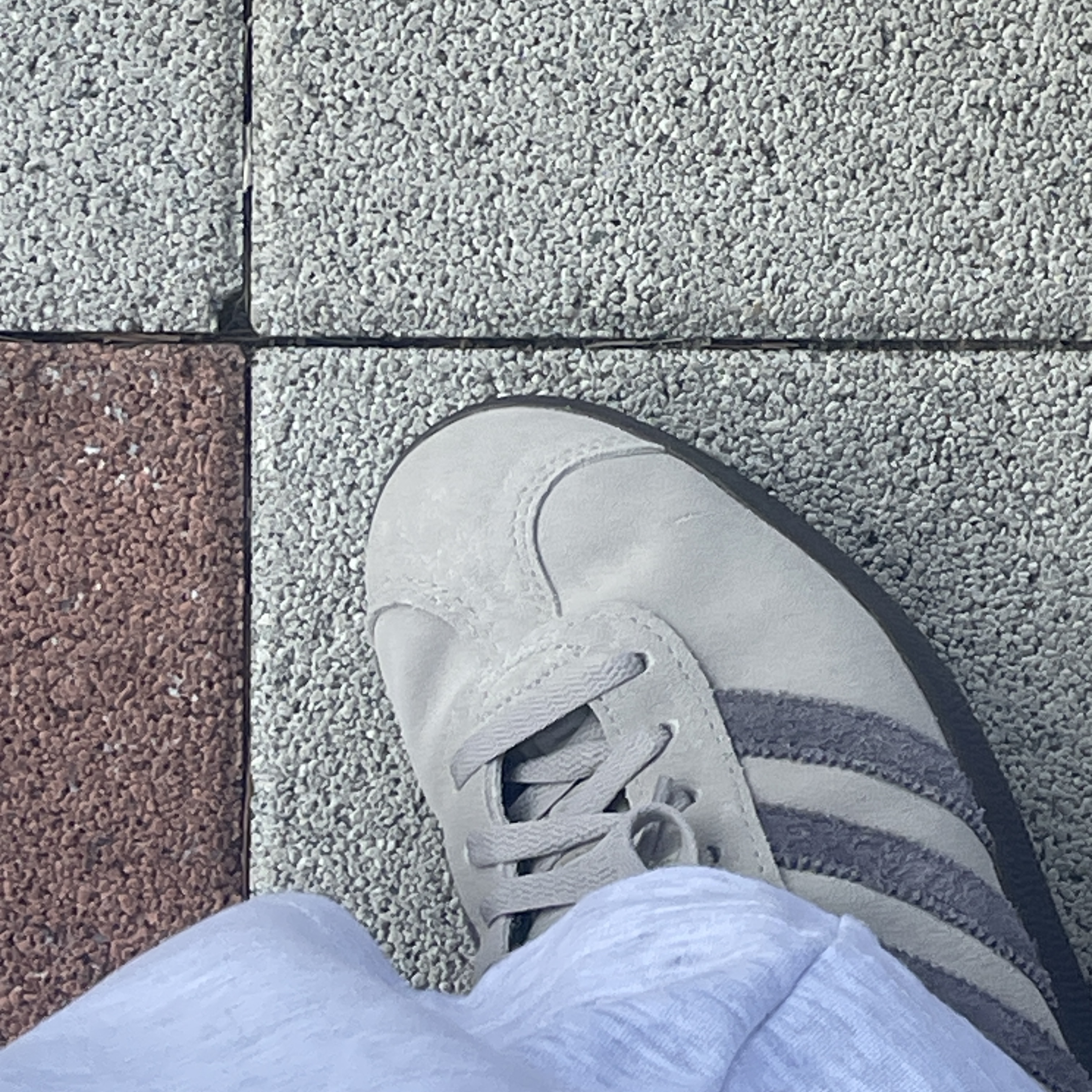 Adidas Gazelle Putty Grey Charcoal 착용 스타일
