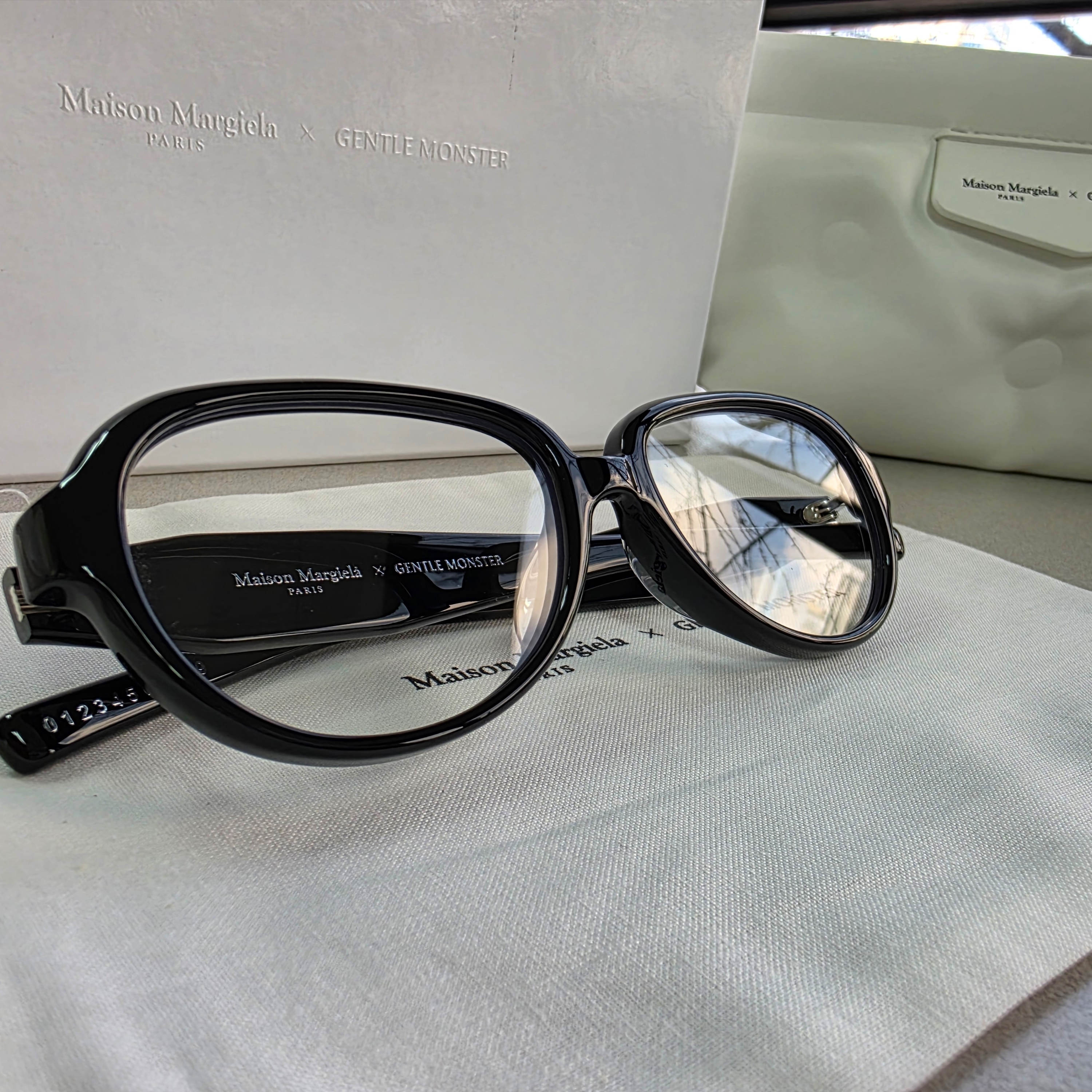젠틀 몬스터 x 메종 마르지엘라 MM211 블랙 클리어, 젠틀 몬스터 x 메종 마르지엘라 MM208 블랙 그레이 착용 스타일 - 1