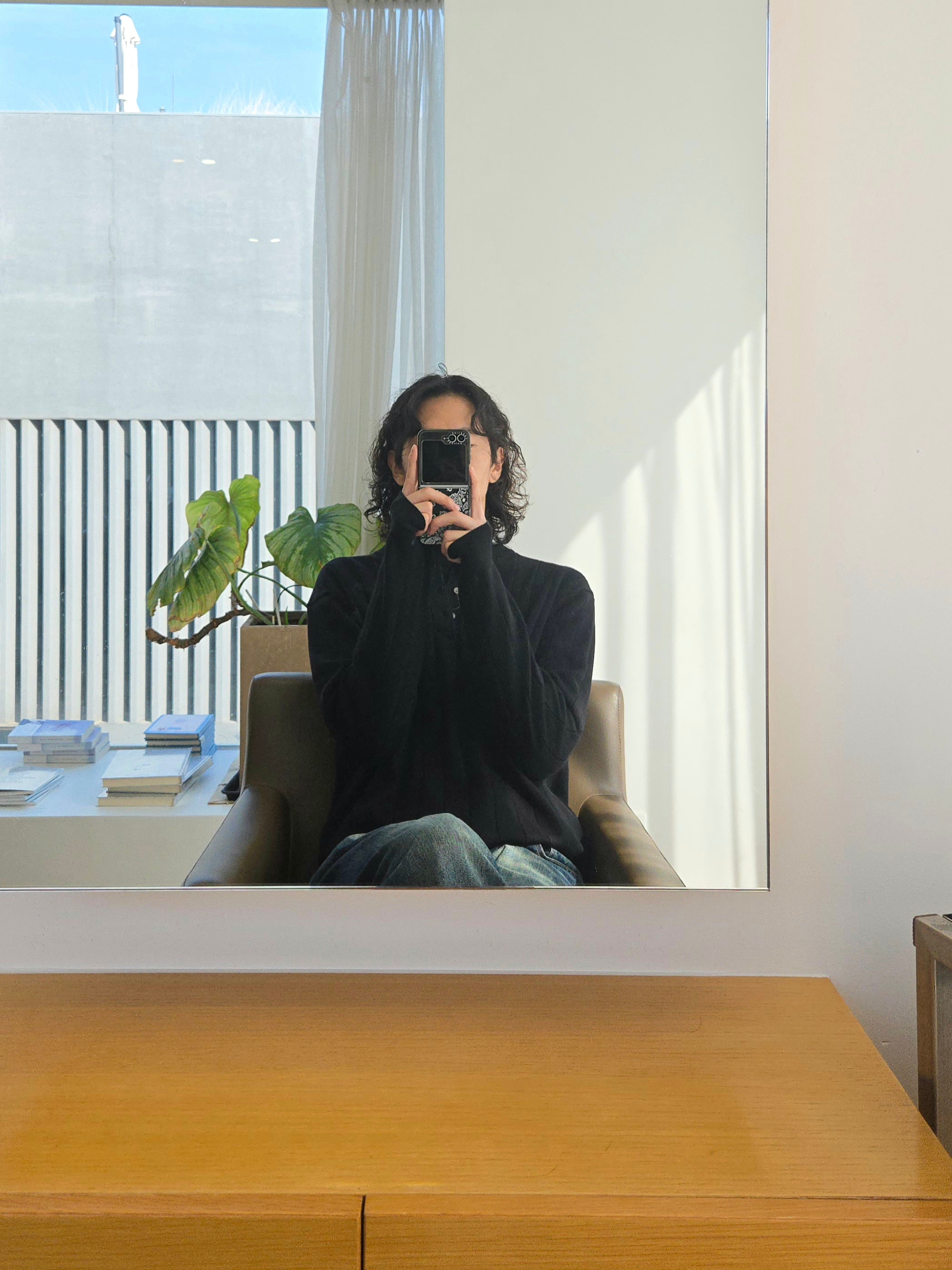 Cost per Kilo Raglan Sleeves Scarn Knit Black 착용 스타일
