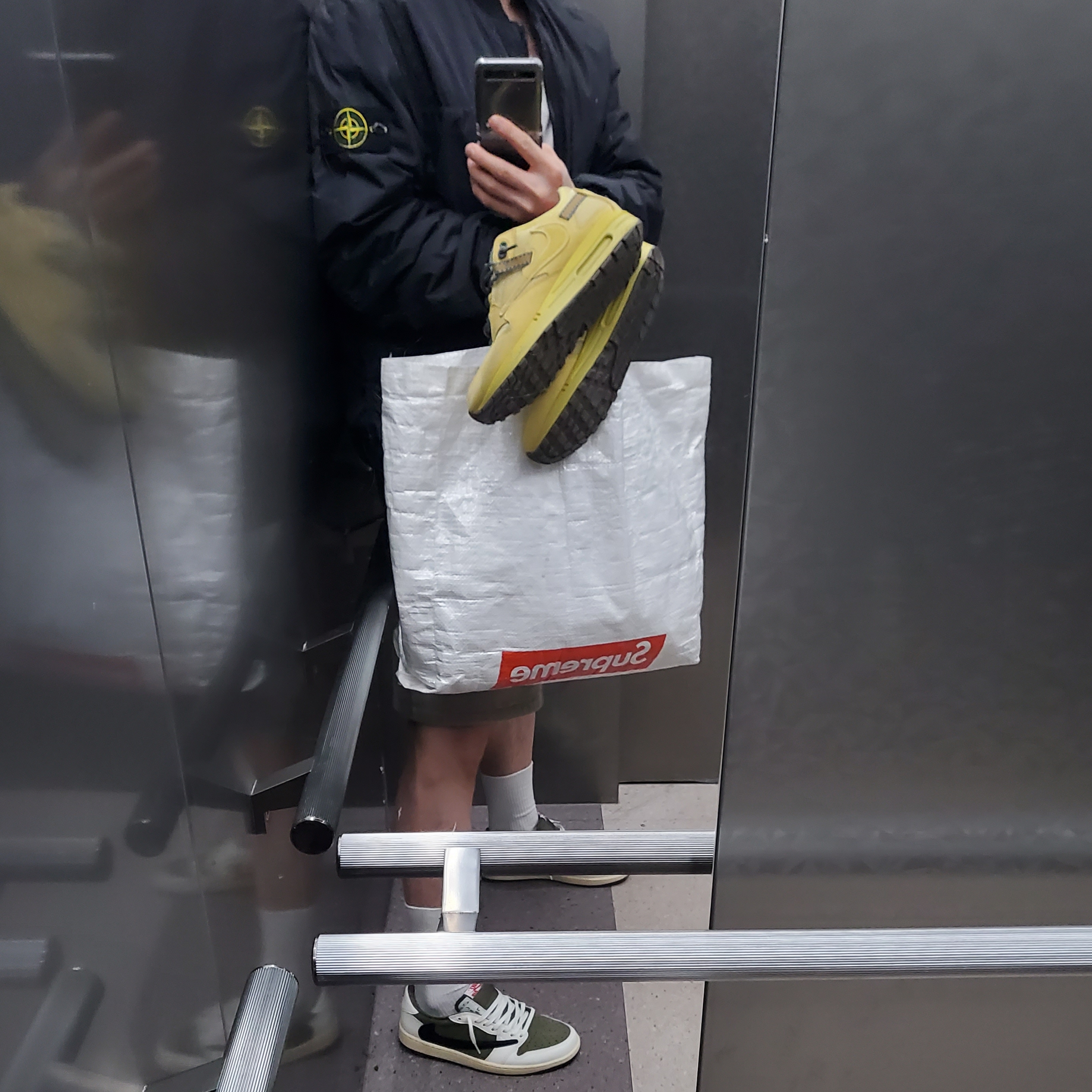 Jordan 1 x Travis Scott Retro Low OG SP Reverse Olive 착용 스타일