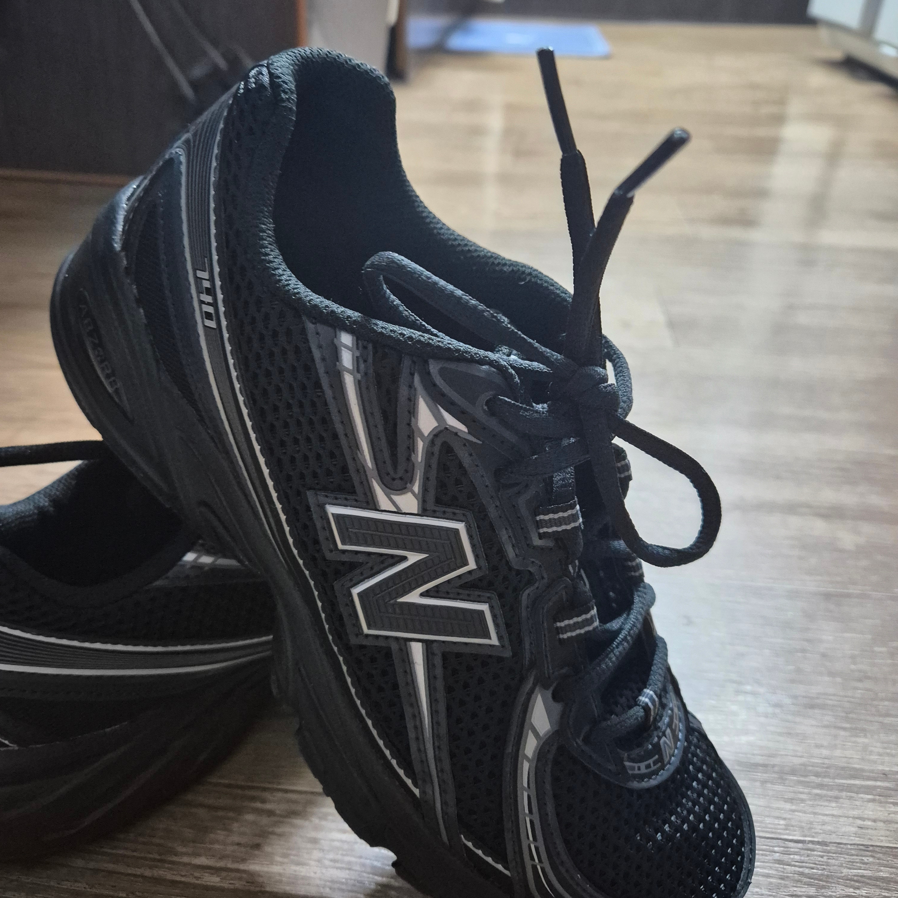 New Balance 740v2 Black Silver Metallic 착용 스타일 - 1
