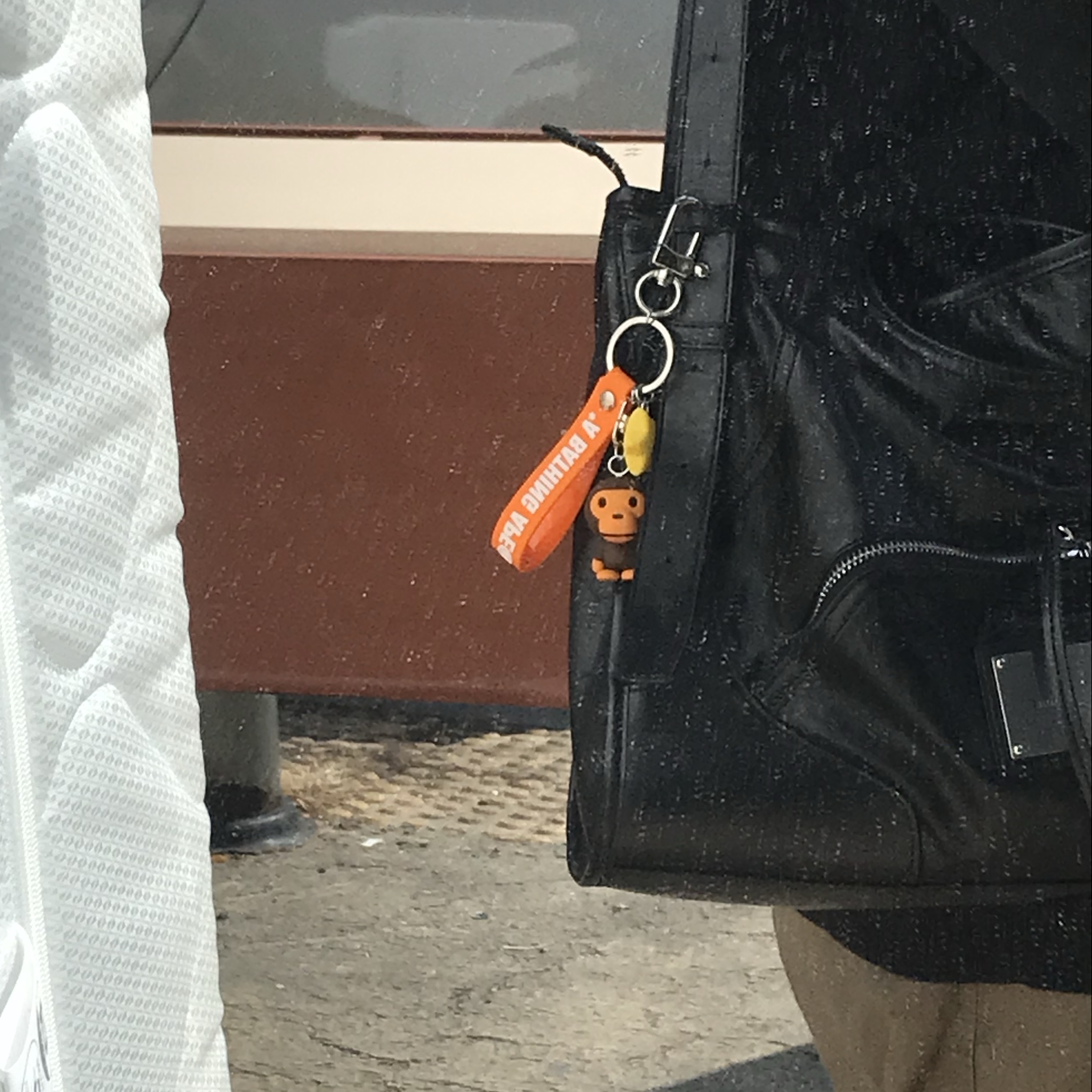 BAPE A Bathing Ape Baby Milo Keychain Brown 착용 스타일