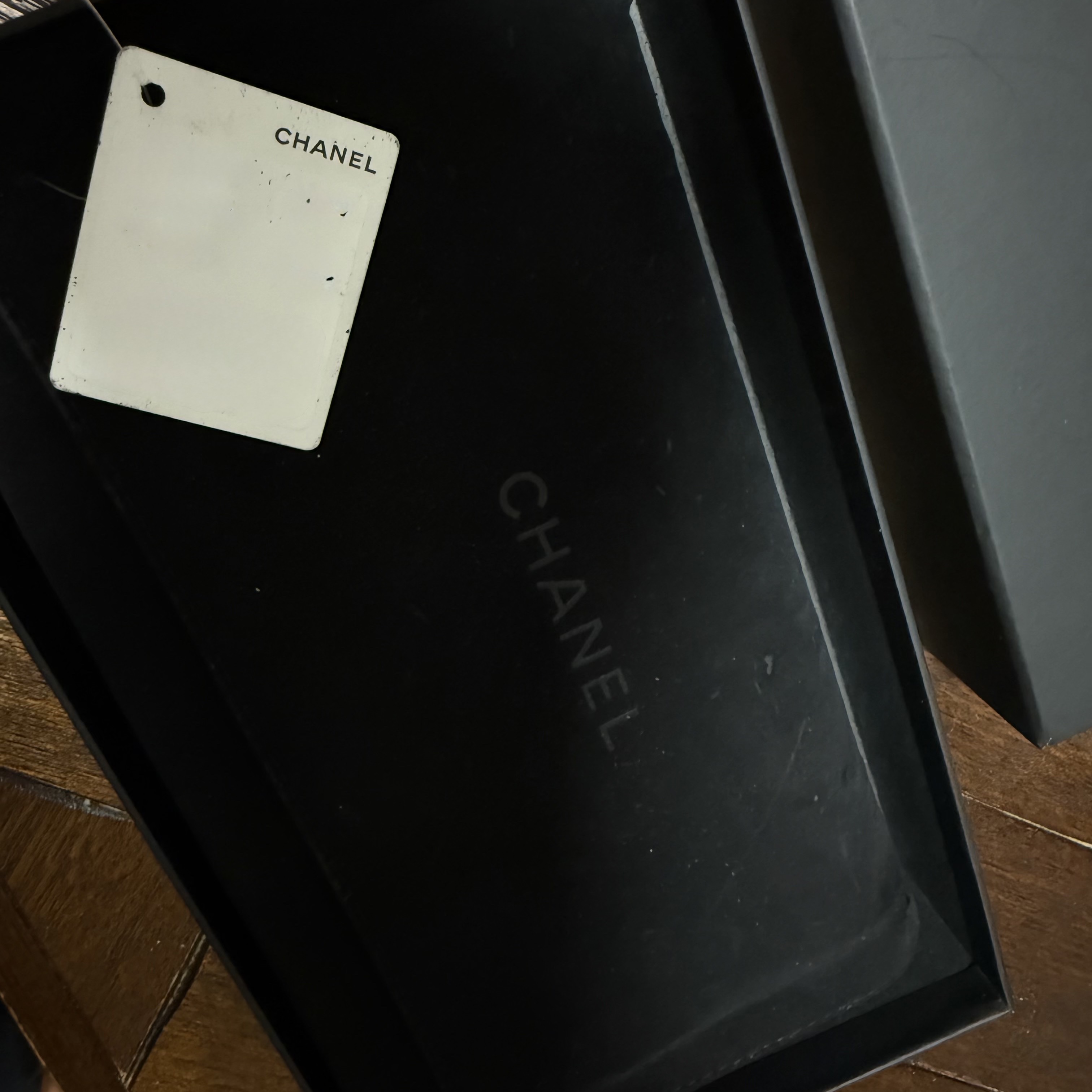 Chanel Classic Long Flap Wallet Grained Calfskin & Silver Black 착용 스타일 - 2