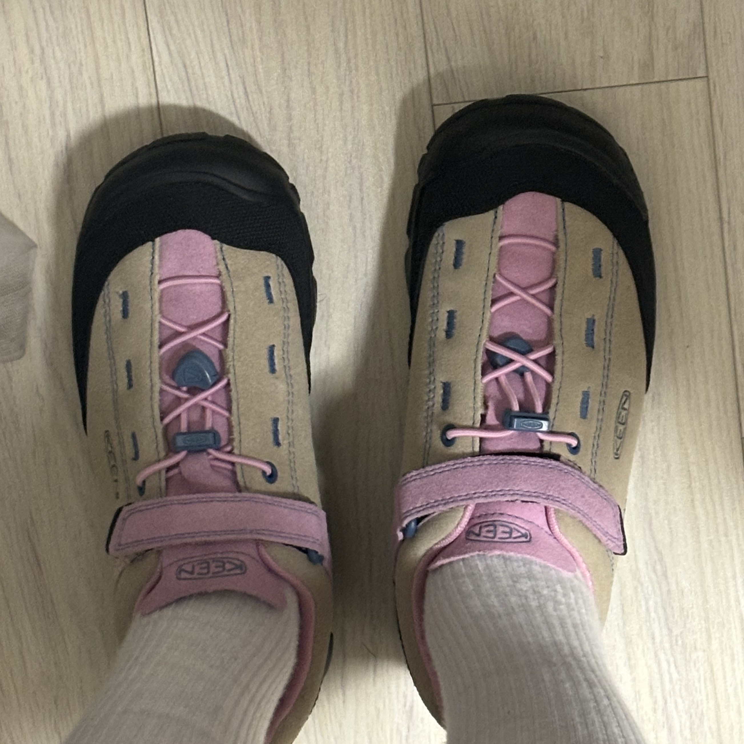 Keen Jasper II Youth Sandal Safari/Pastel Lavender 착용 스타일