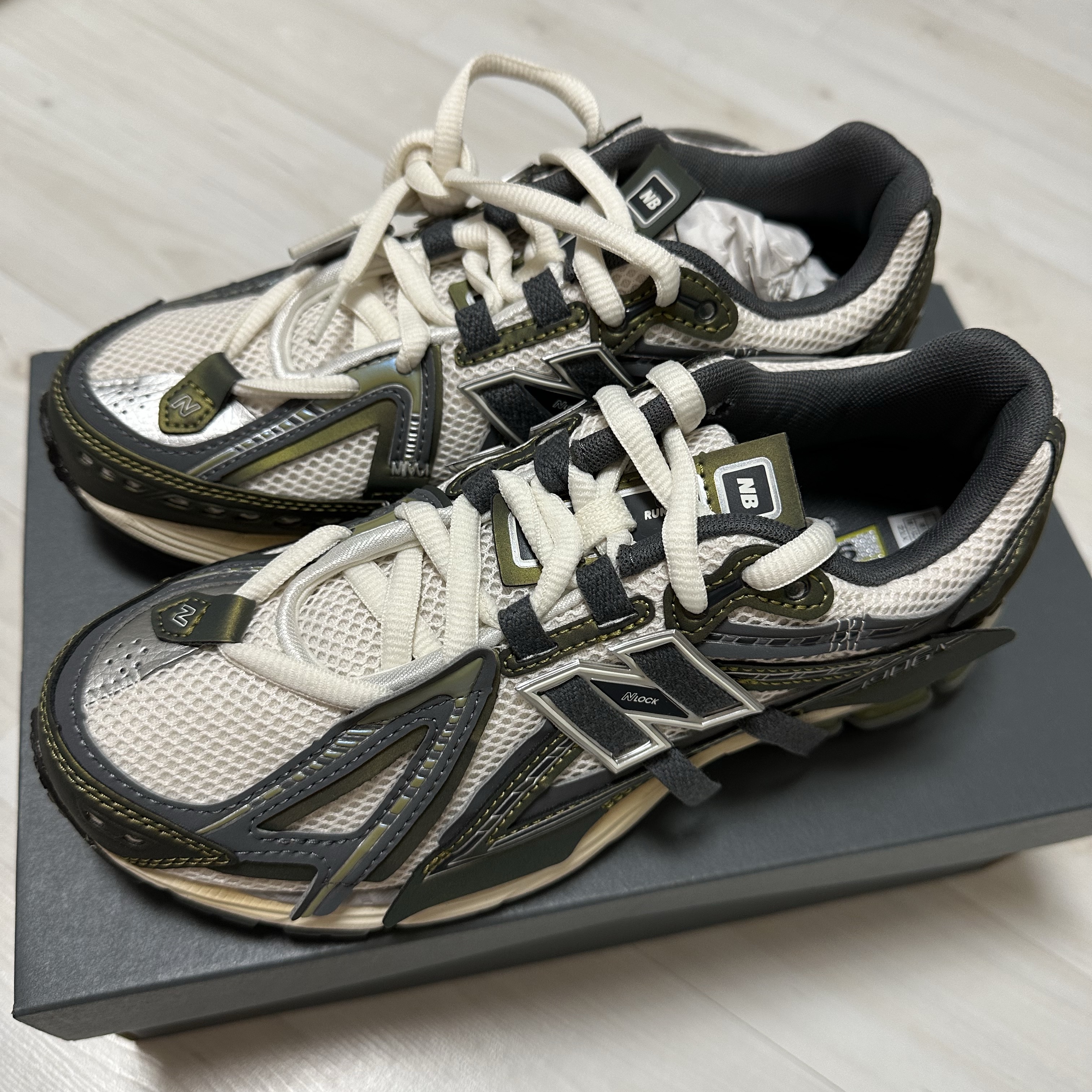 New Balance 1906A Olive Juice Sea Salt 착용 스타일 - 1