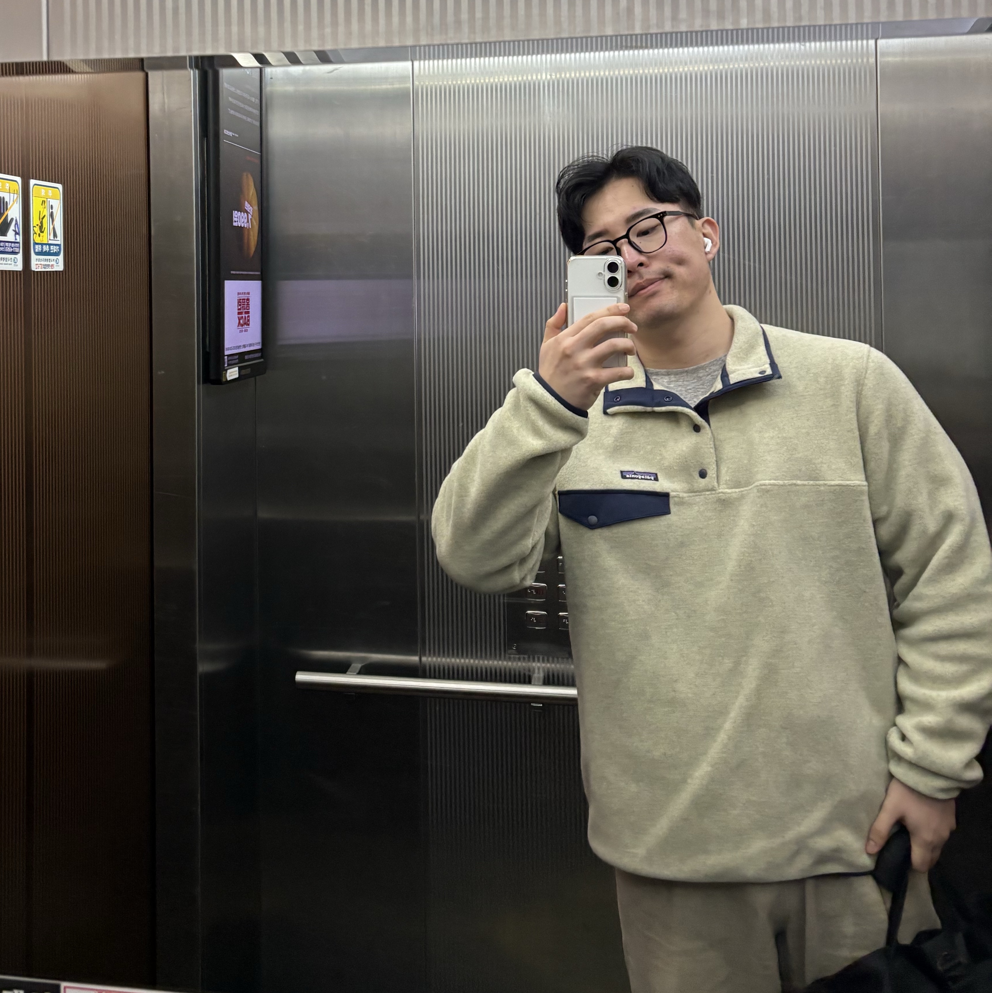 Patagonia Lightweight Synchilla Snap-T Fleece Pullover Oatmeal Heather/Smolder Blue/New Navy 착용 스타일