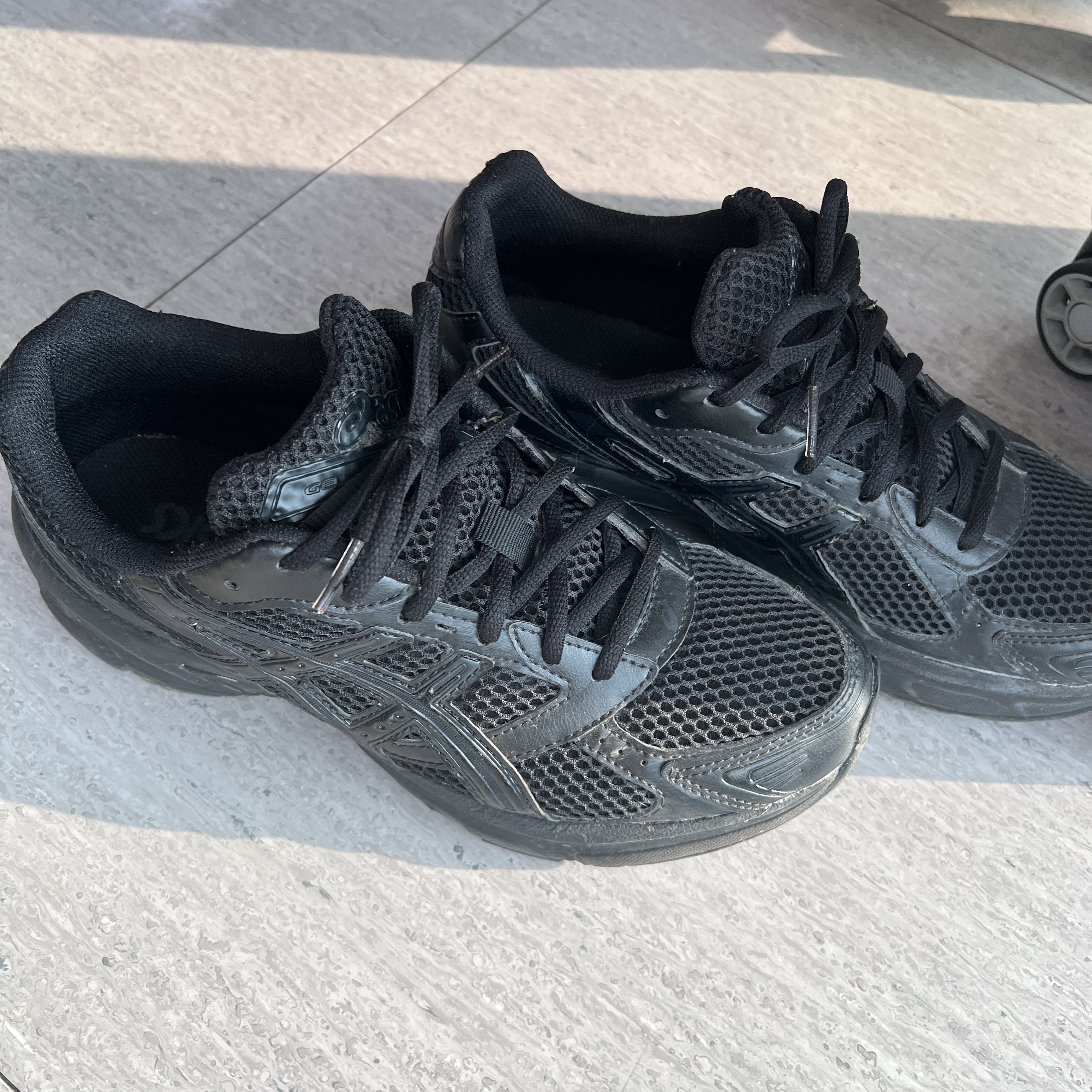 Asics Gel-1130 Black Graphite Grey 착용 스타일