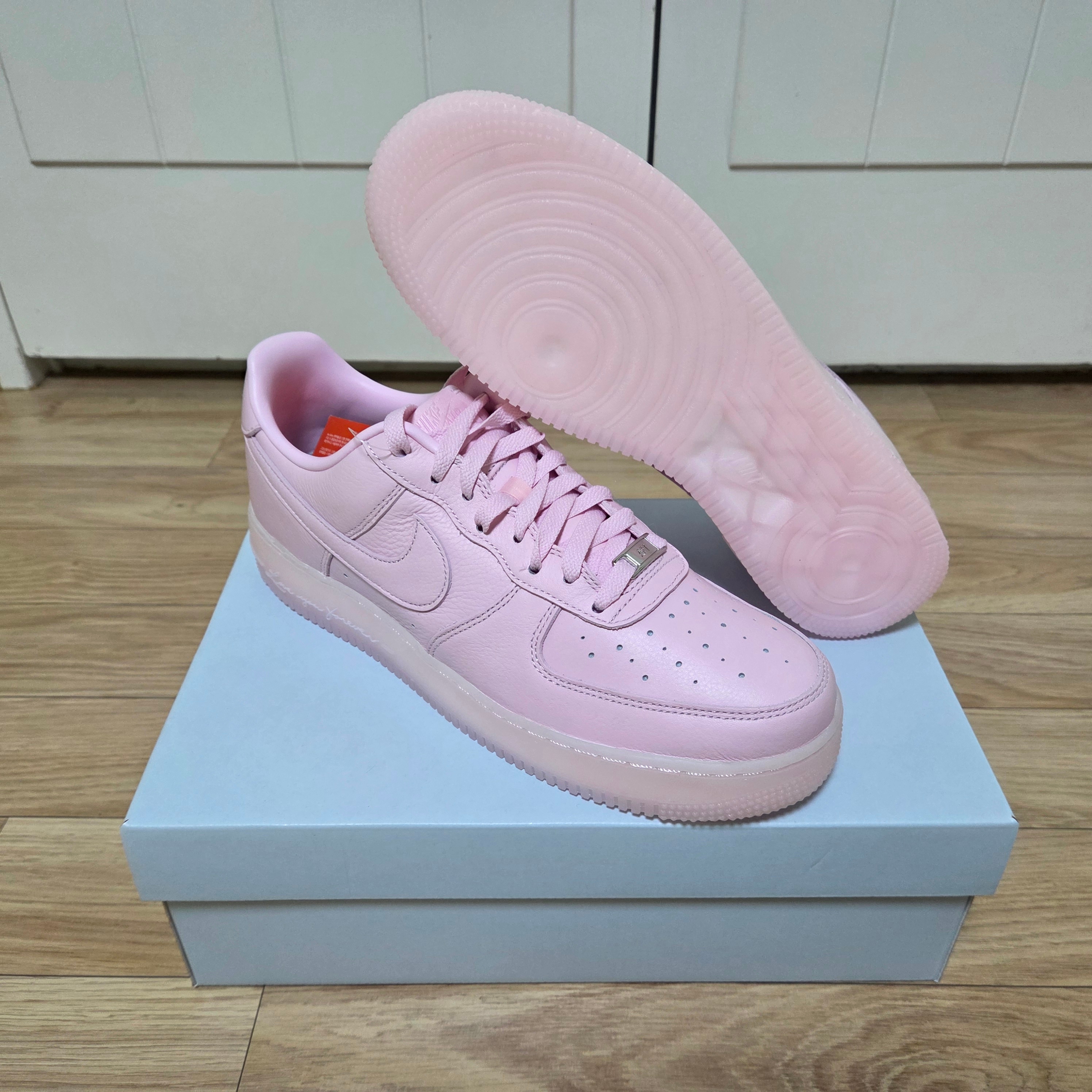 Nike x Drake Nocta Air Force 1 Low SP Certified Lover Boy Pink Foam 착용 스타일 - 1