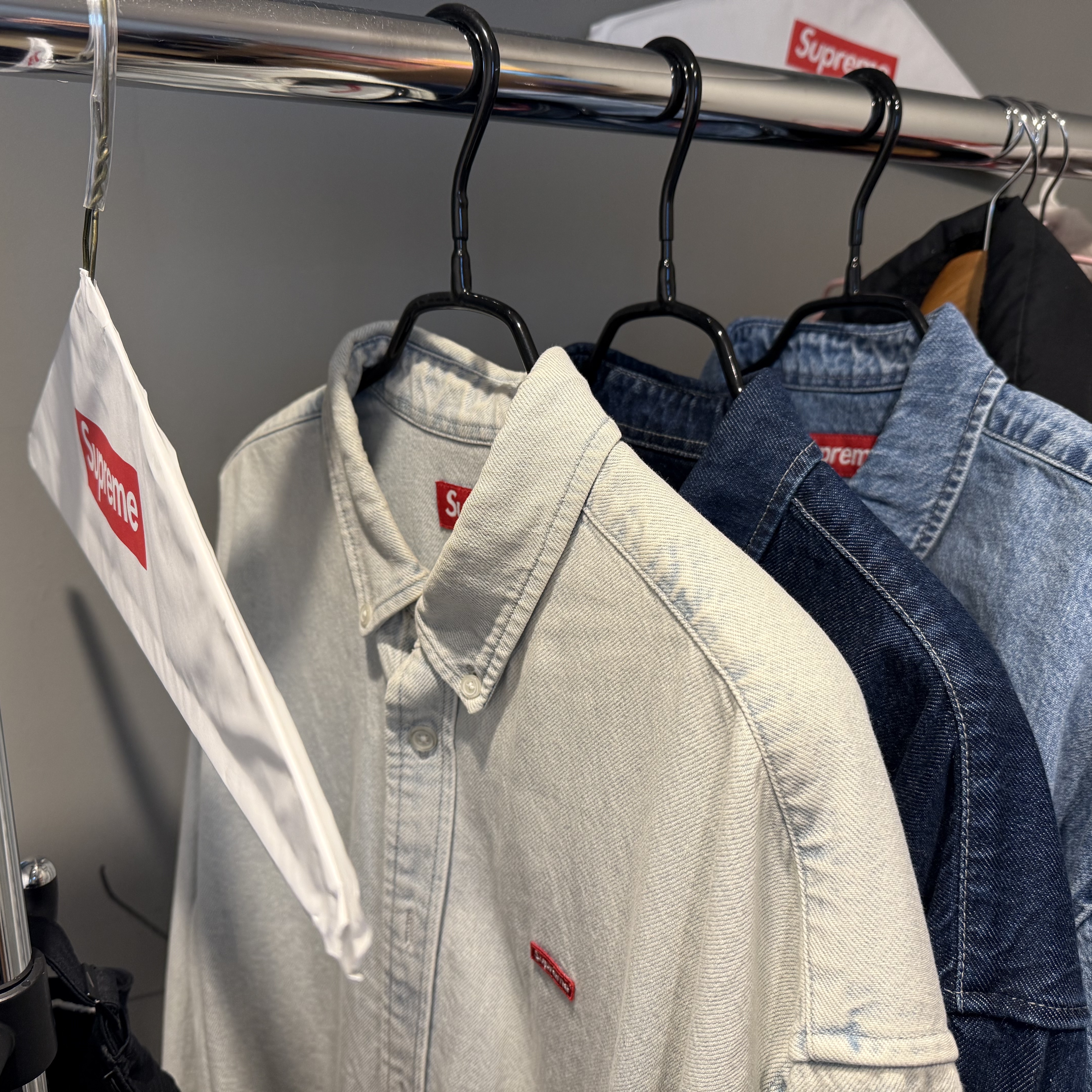 Supreme Small Box Shirt Rinsed Denim - 24FW, Supreme Small Box Denim Shirt Washed Indigo - 25SS 착용 스타일 - 1