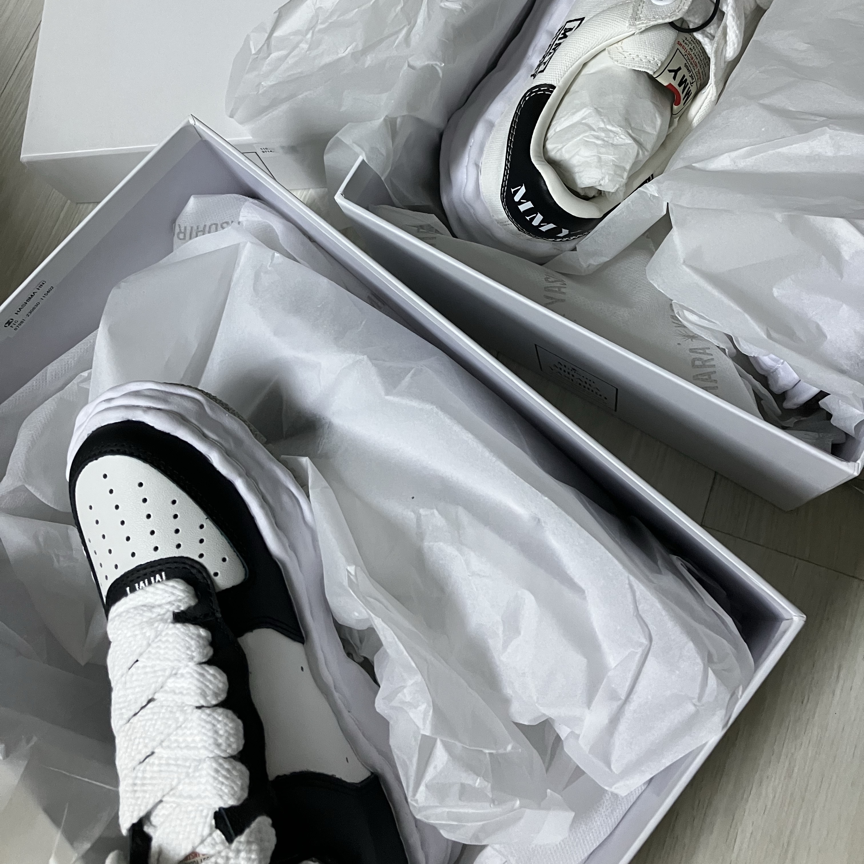 Maison Mihara Yasuhiro Wayne OG Sole Leather Low-top Sneakers Black White, Maison Mihara Yasuhiro Blakey OG Sole Canvas Low-top Sneakers White 착용 스타일