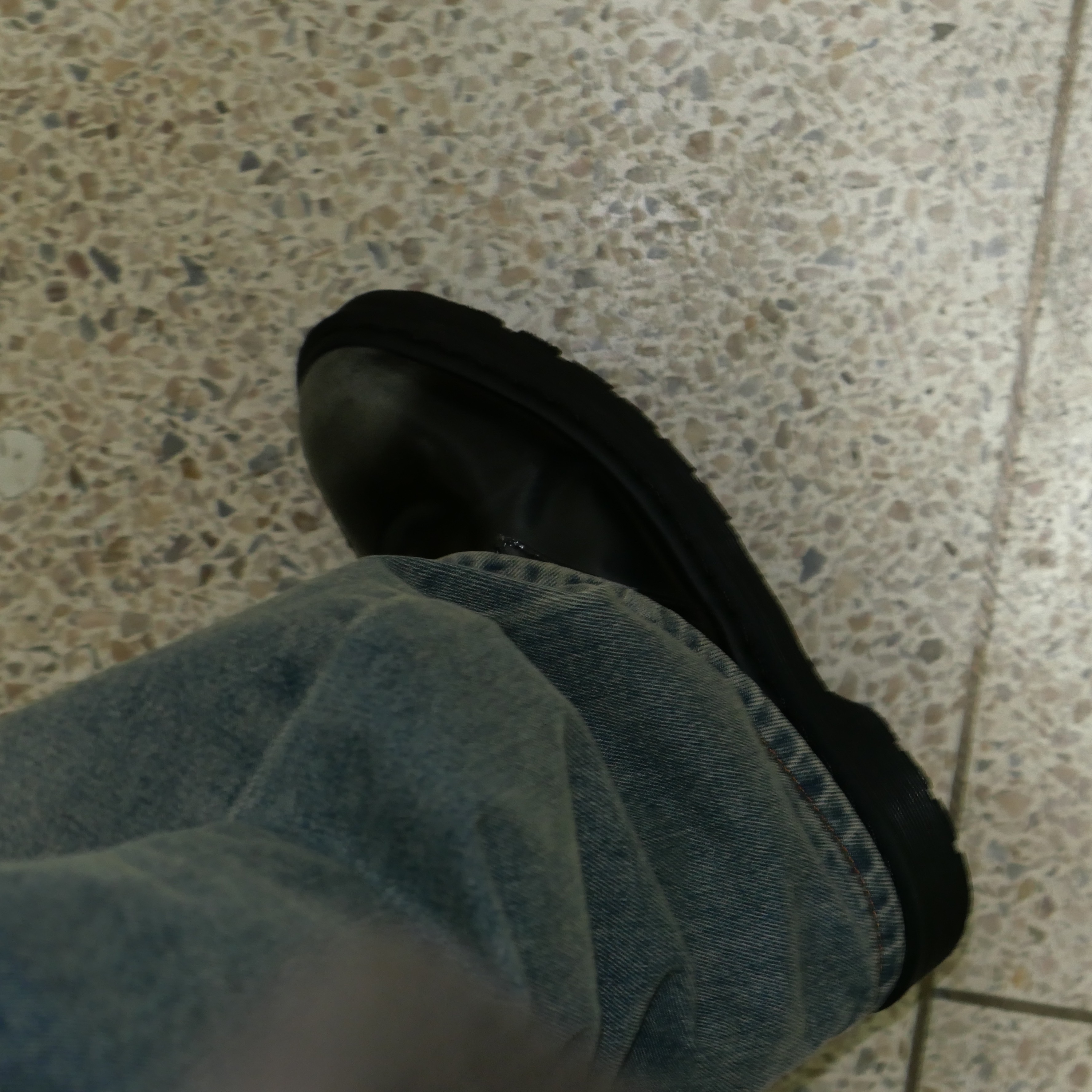 Dr. Martens x Supreme 1461 Gray Silver 착용 스타일 - 3