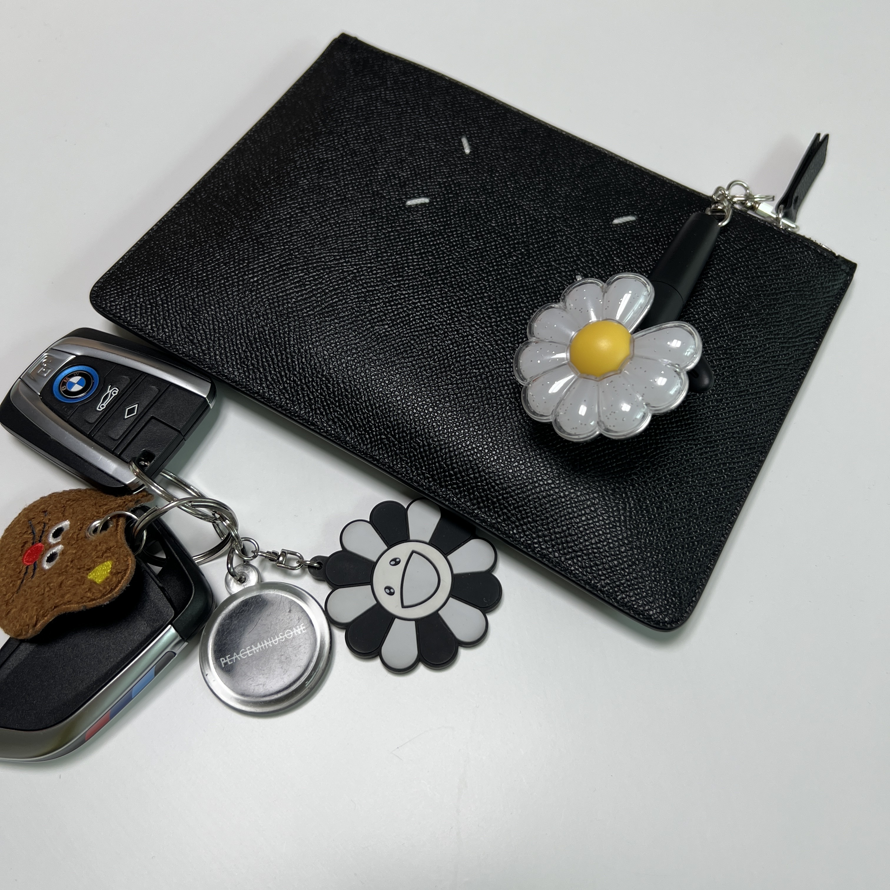 G-DRAGON Ubermensch Official Mini Light Keyring, Maison Margiela Bovine Leather Pouch Black 착용 스타일