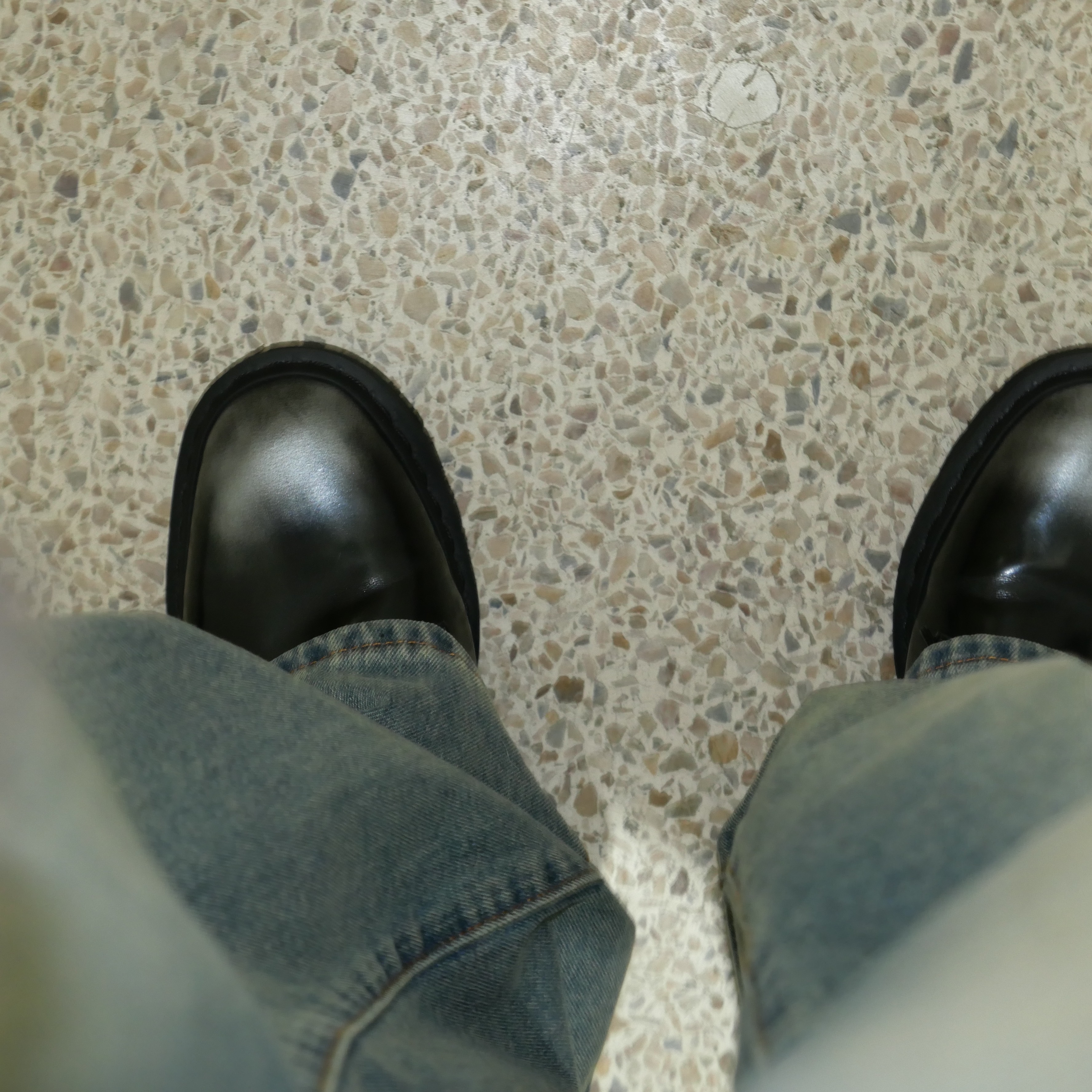 Dr. Martens x Supreme 1461 Gray Silver 착용 스타일 - 2