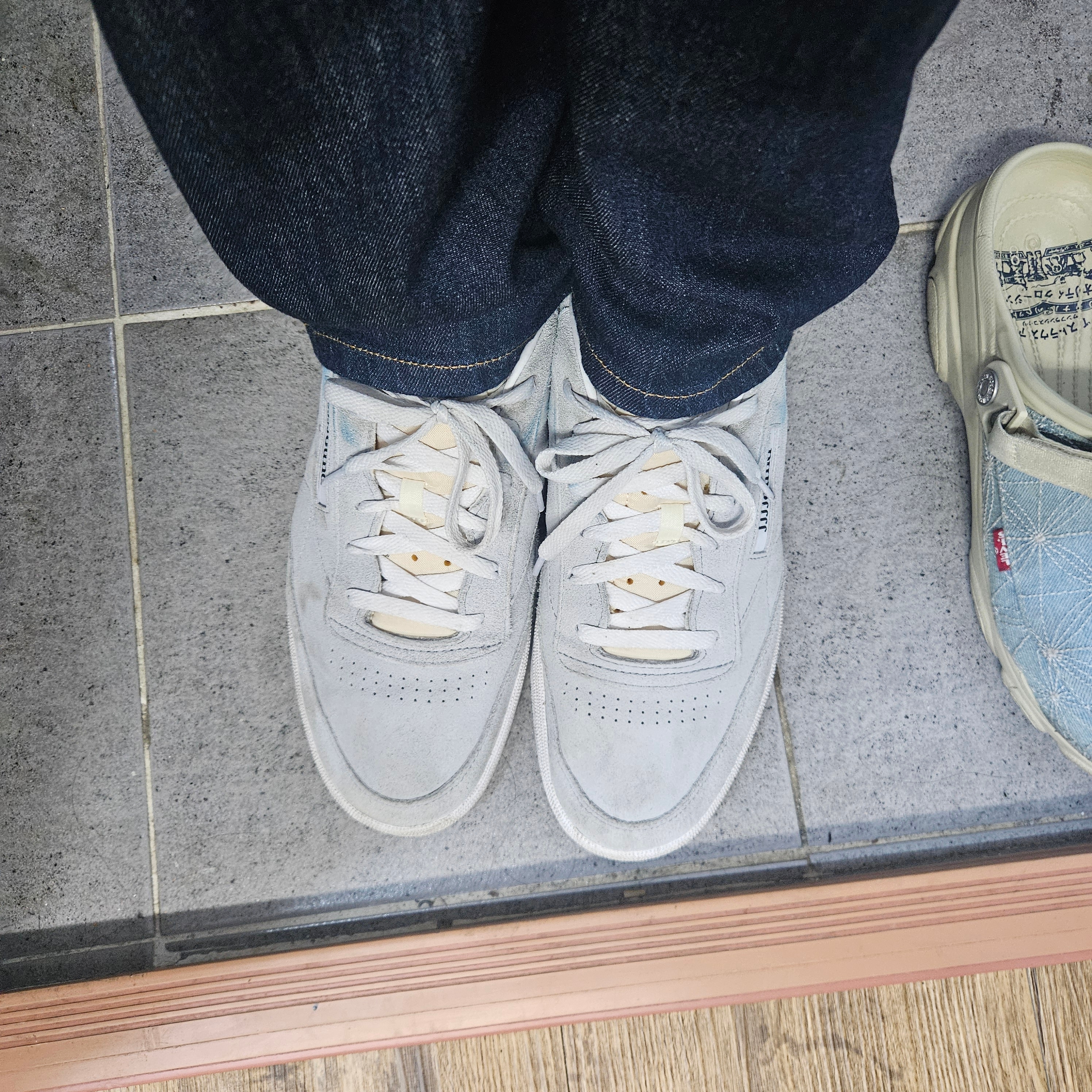 Reebok x JJJJound Club C 85 Suede Cold Grey 2 White, Stussy x Our Legacy Work Shop Work Cut Jean Rinse Blue Denim 착용 스타일