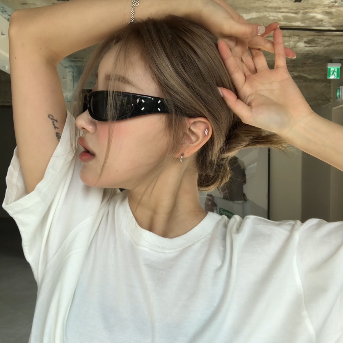 Gentle Monster x Maison Margiela MM203 Black Gray 착용 스타일 - 3