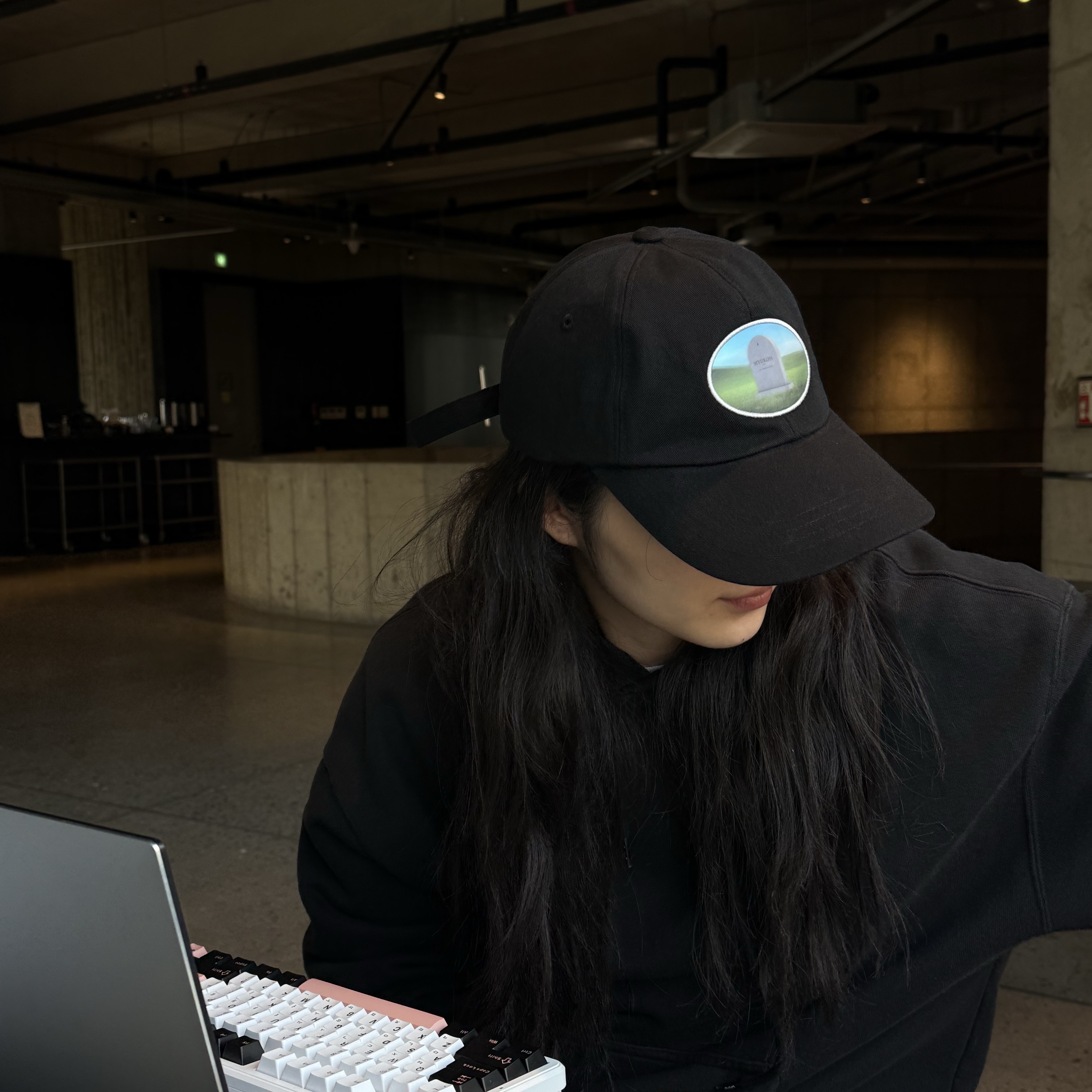 HYUKOH x Fragment Design Funeral For A Friend Lenticular Cap 착용 스타일