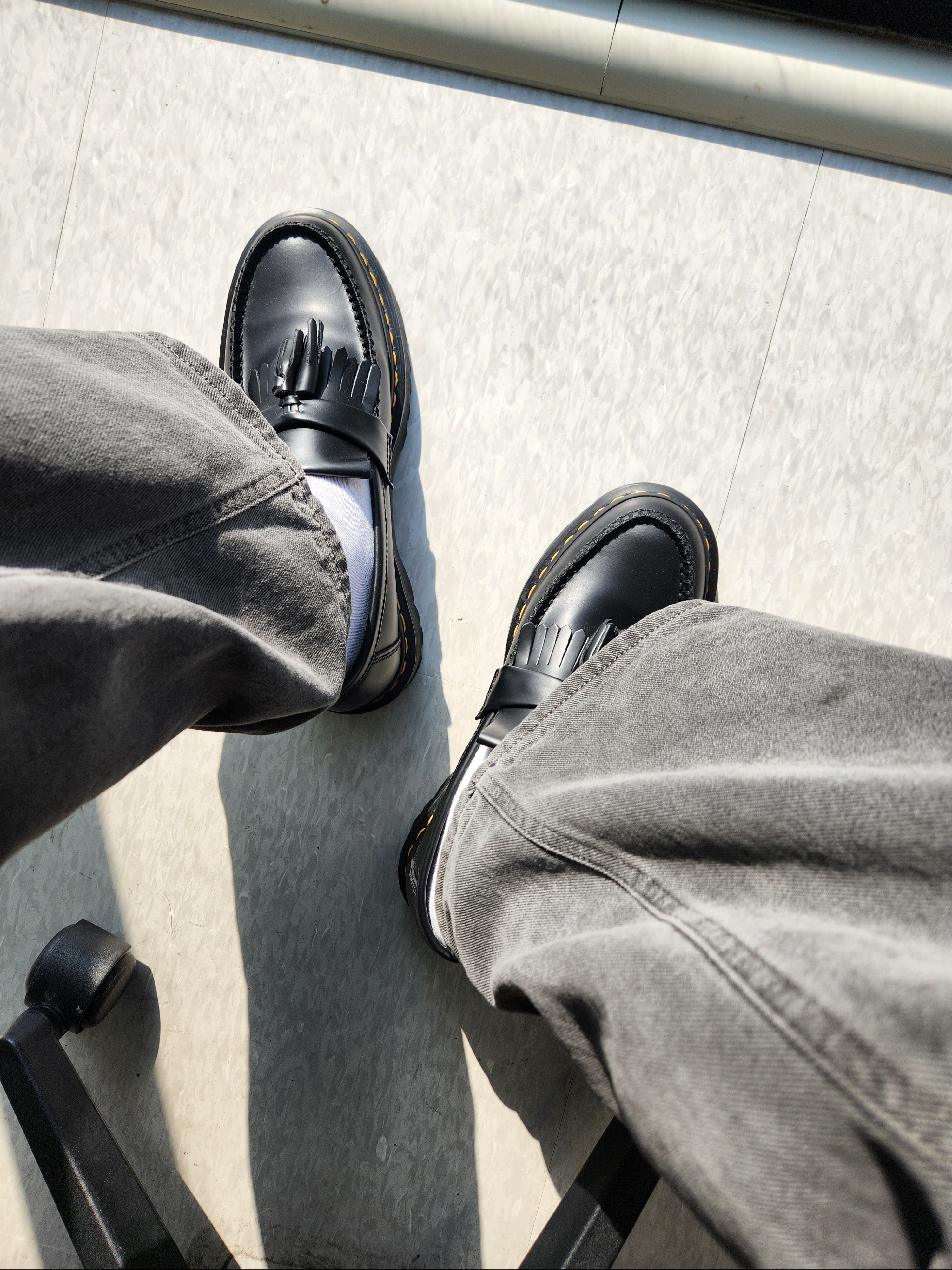 Dr. Martens Adrian Bex Smooth Leather Tassel Loafers Black 착용 스타일 - 1