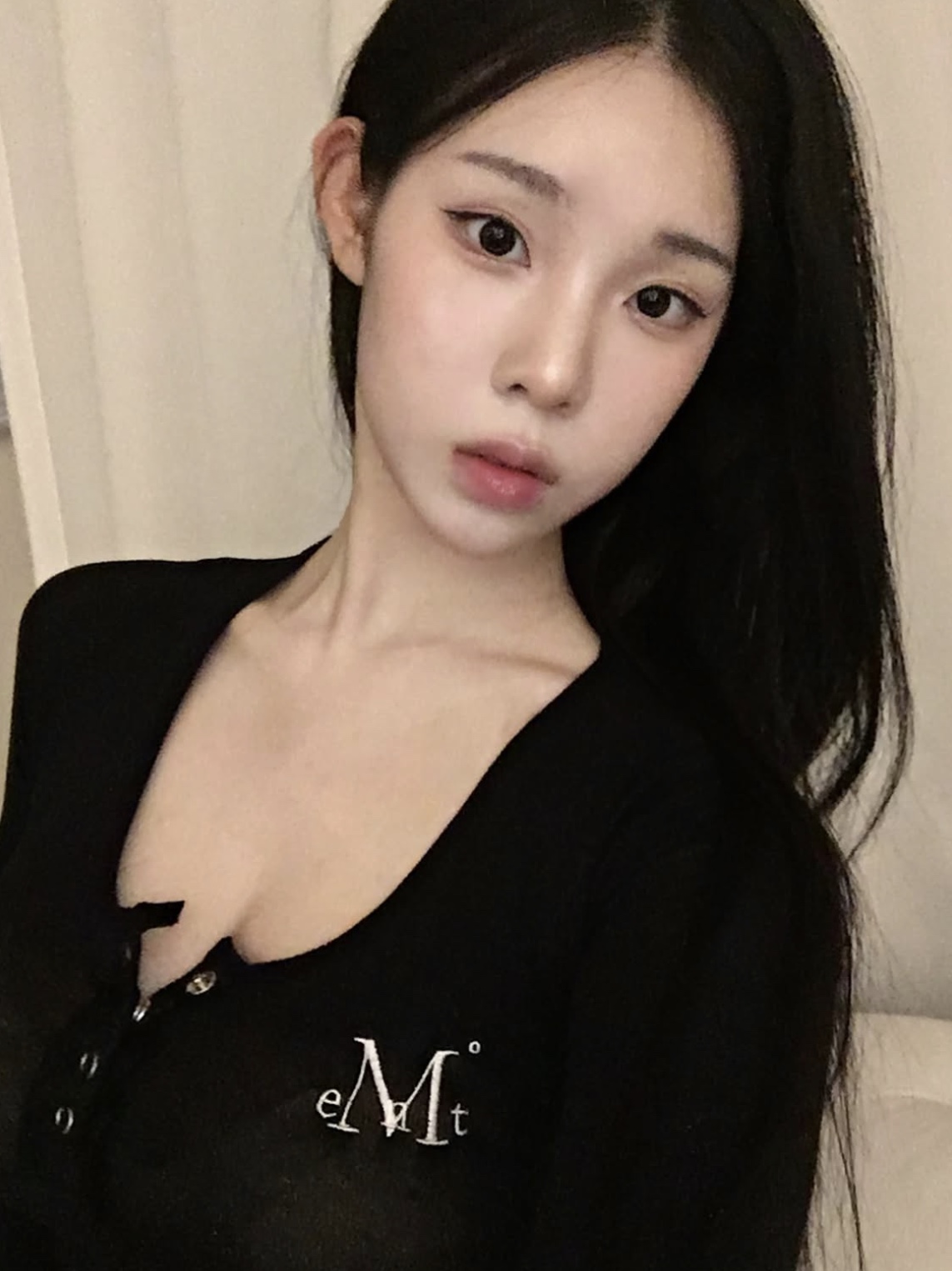 MUCENT Haring Signature Logo Snap Button U Neck T Black 착용 스타일 - 4
