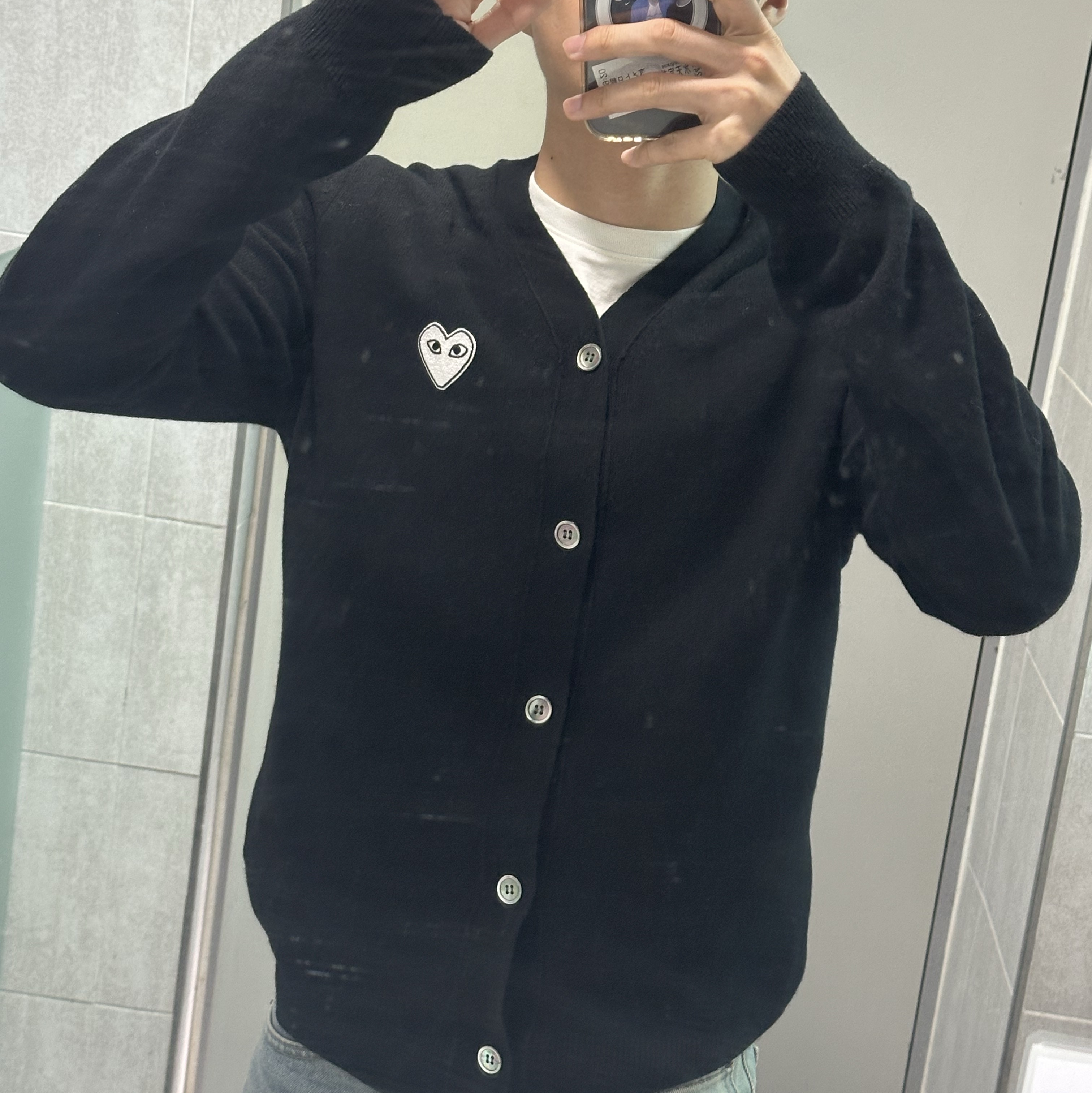 Play Comme des Garcons White Heart Knit Cardigan Black 착용 스타일