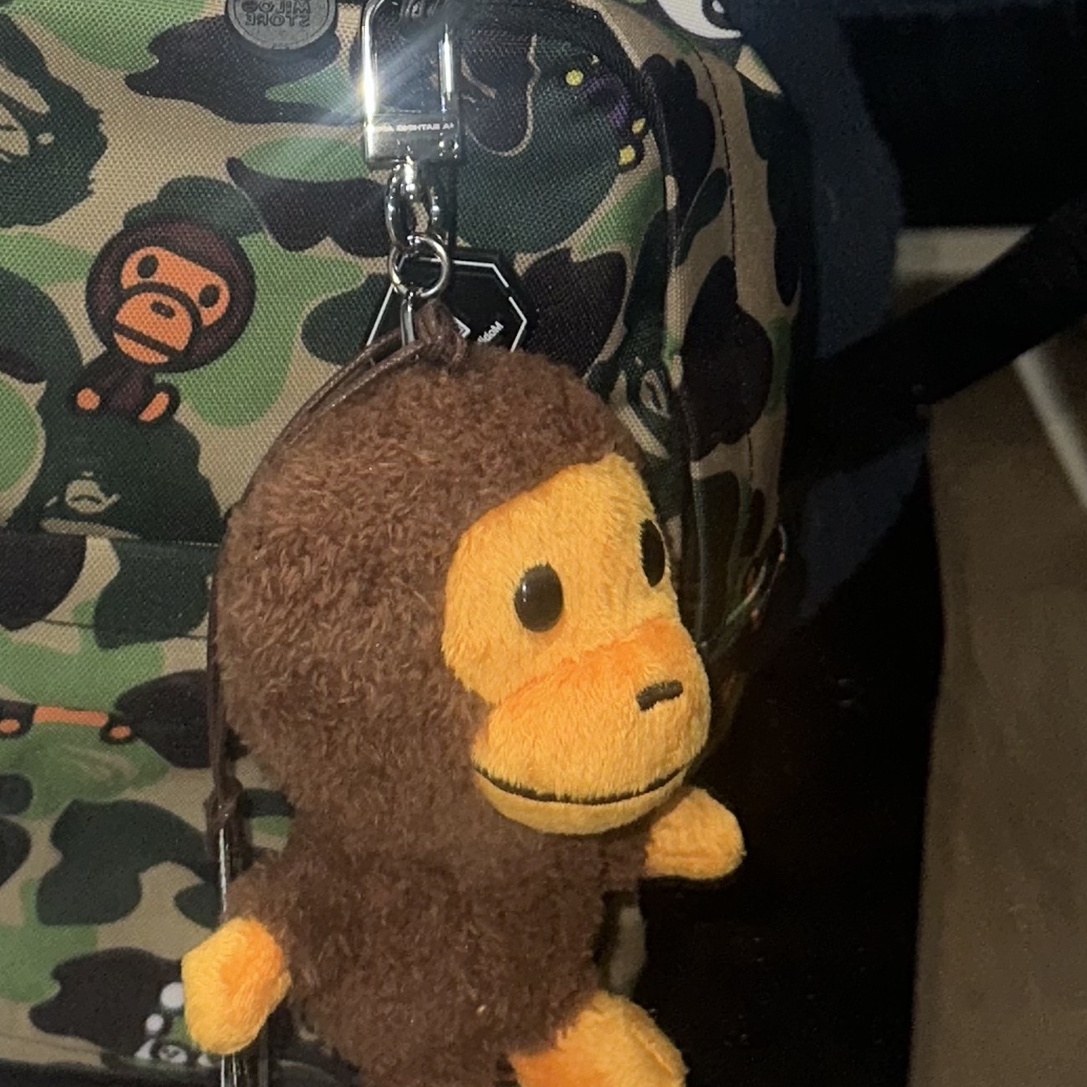 BAPE Baby Milo Plush Doll Key Chain 12cm Brown 착용 스타일 - 2