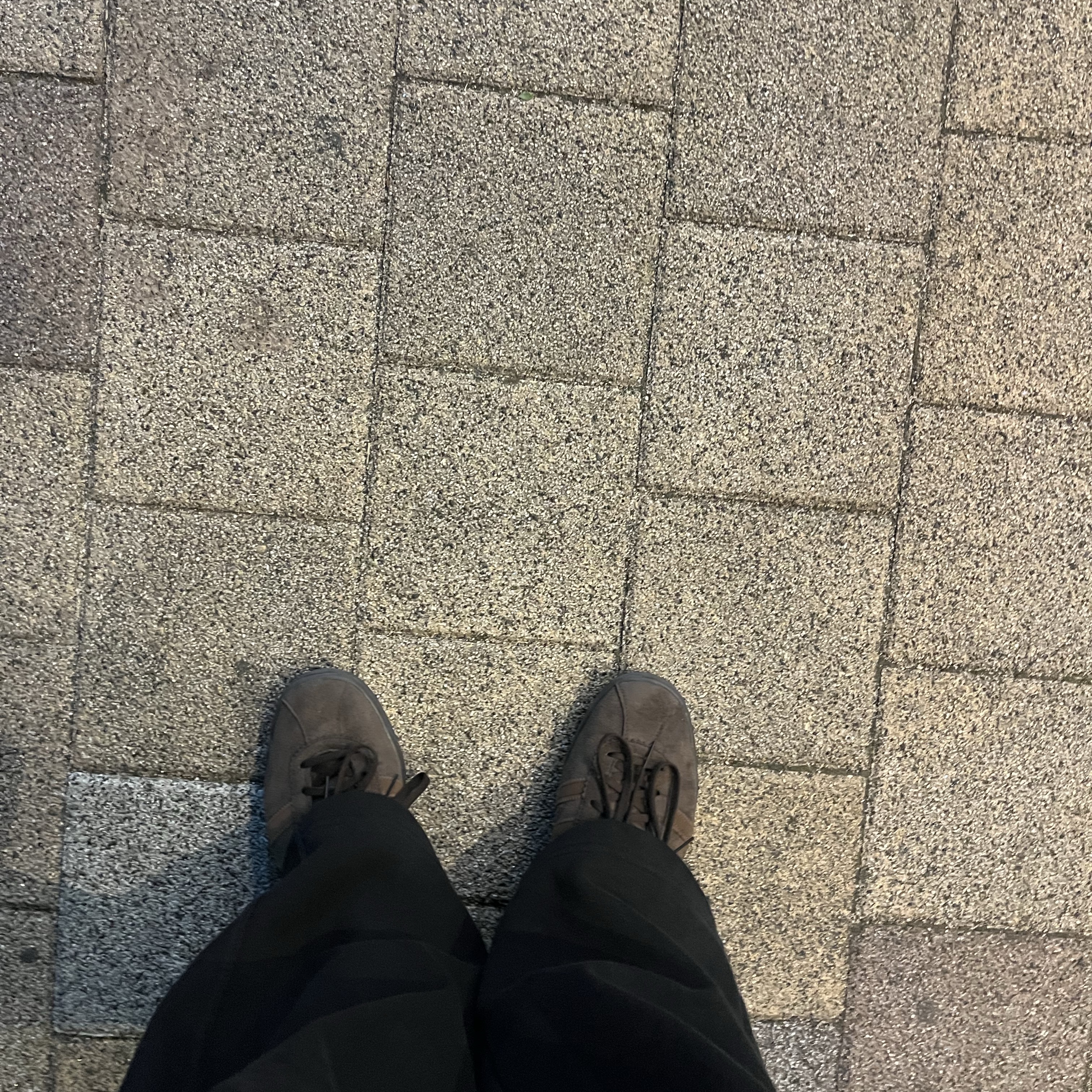 아디다스 토바코 그루엔 다크 브라운 착용 스타일