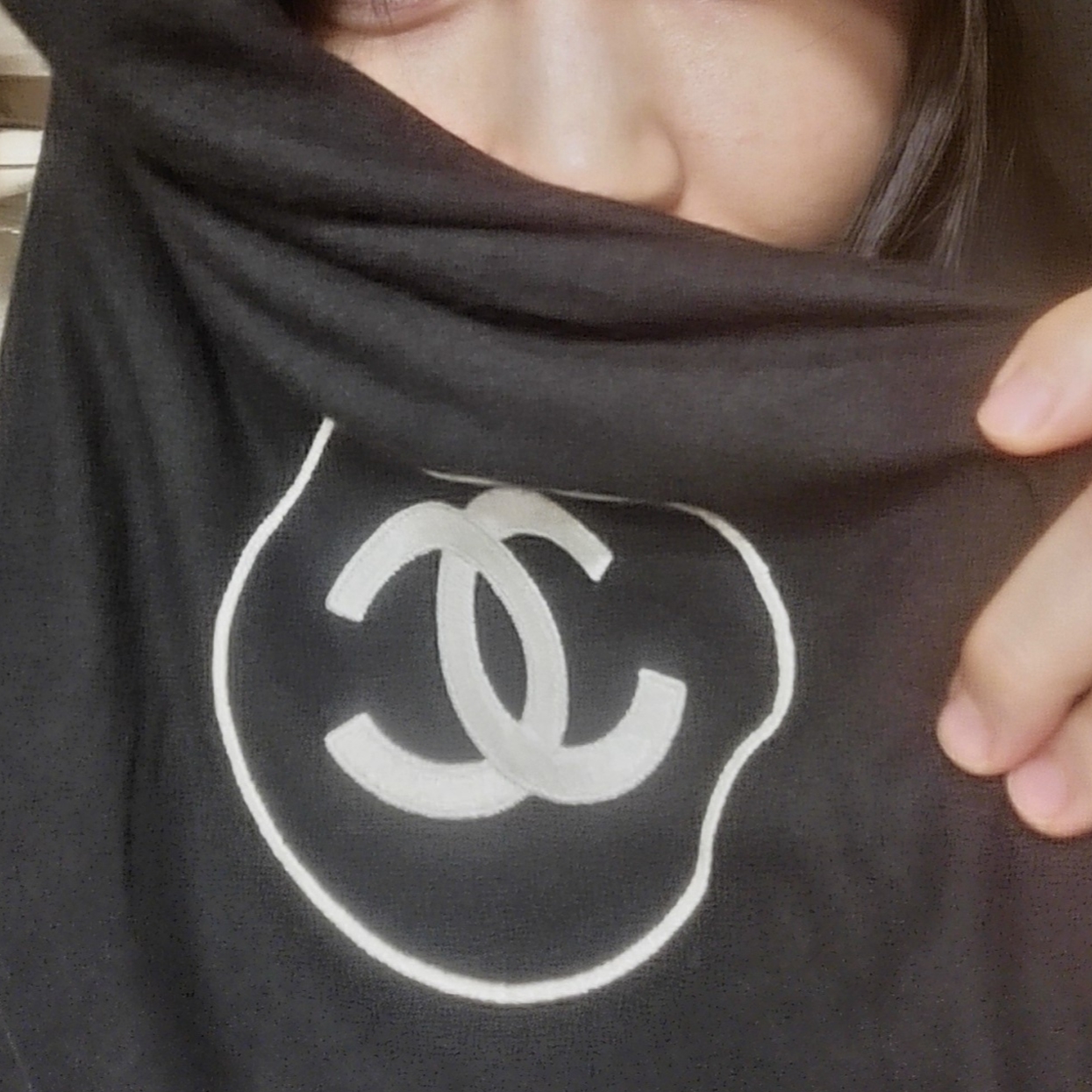 (W) Chanel Scarf Cashmere Silk & Black Ivory 착용 스타일 - 2