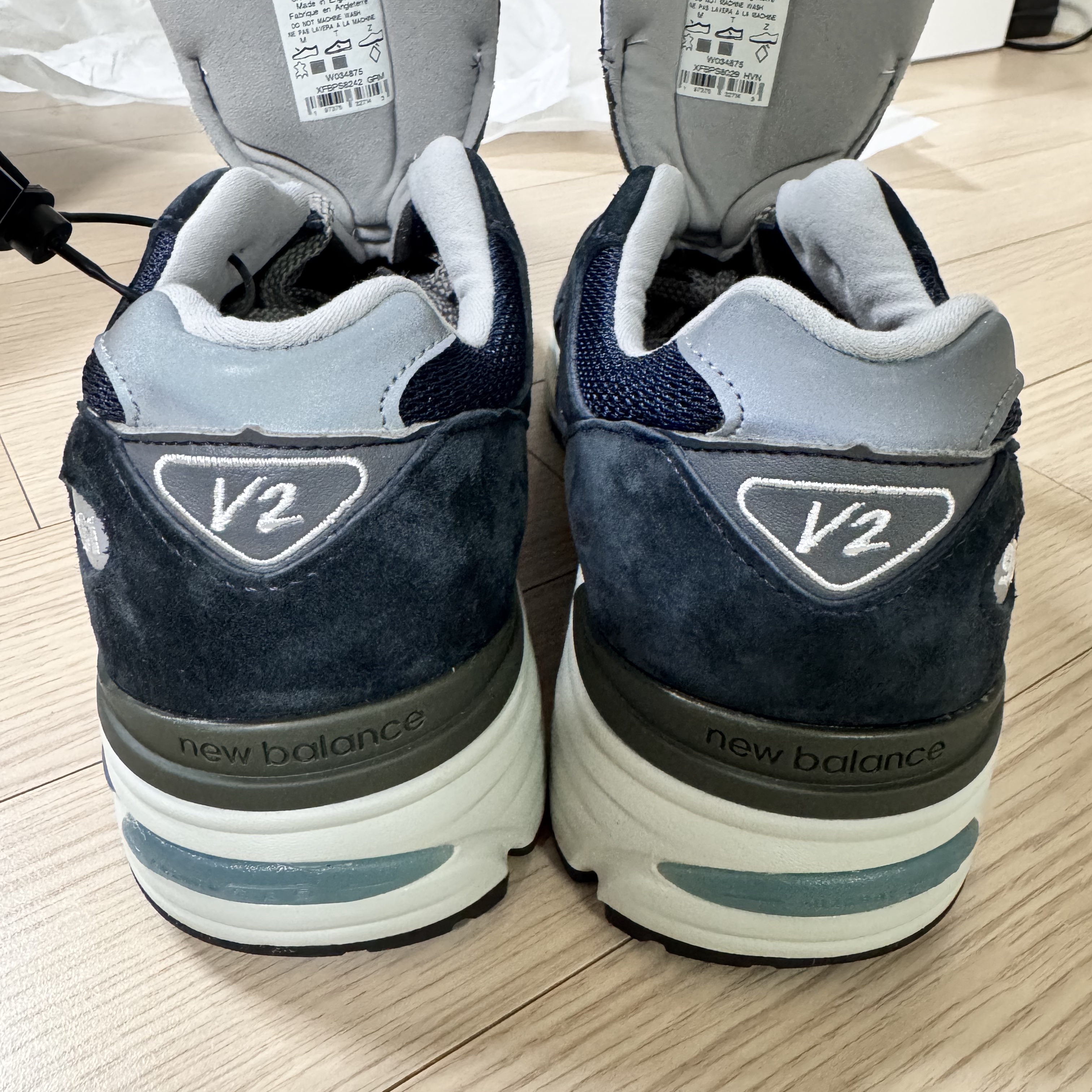 New Balance 991v2 Made in UK Dark Navy Smoked Pearl 착용 스타일 - 2