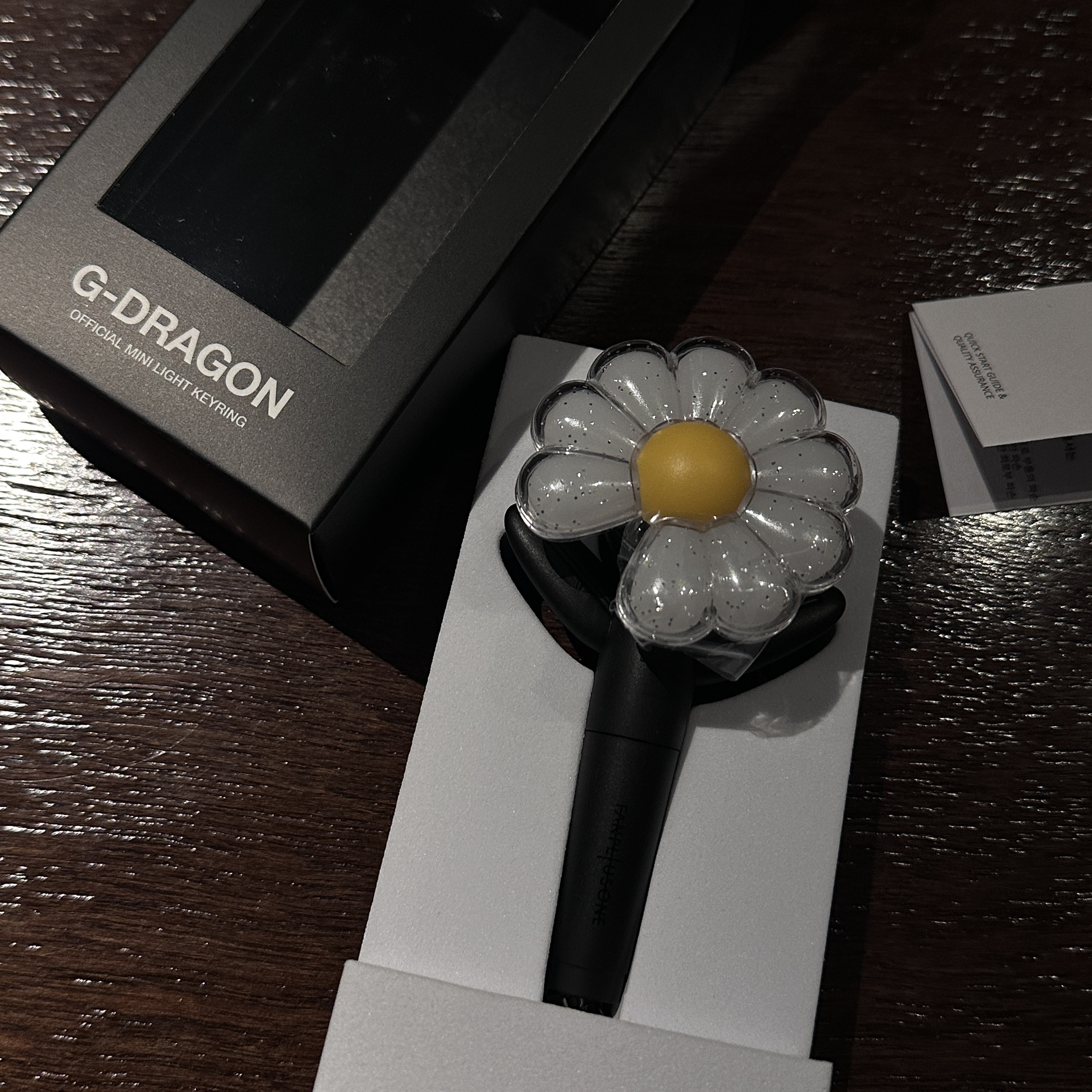 G-DRAGON Ubermensch Official Mini Light Keyring 착용 스타일