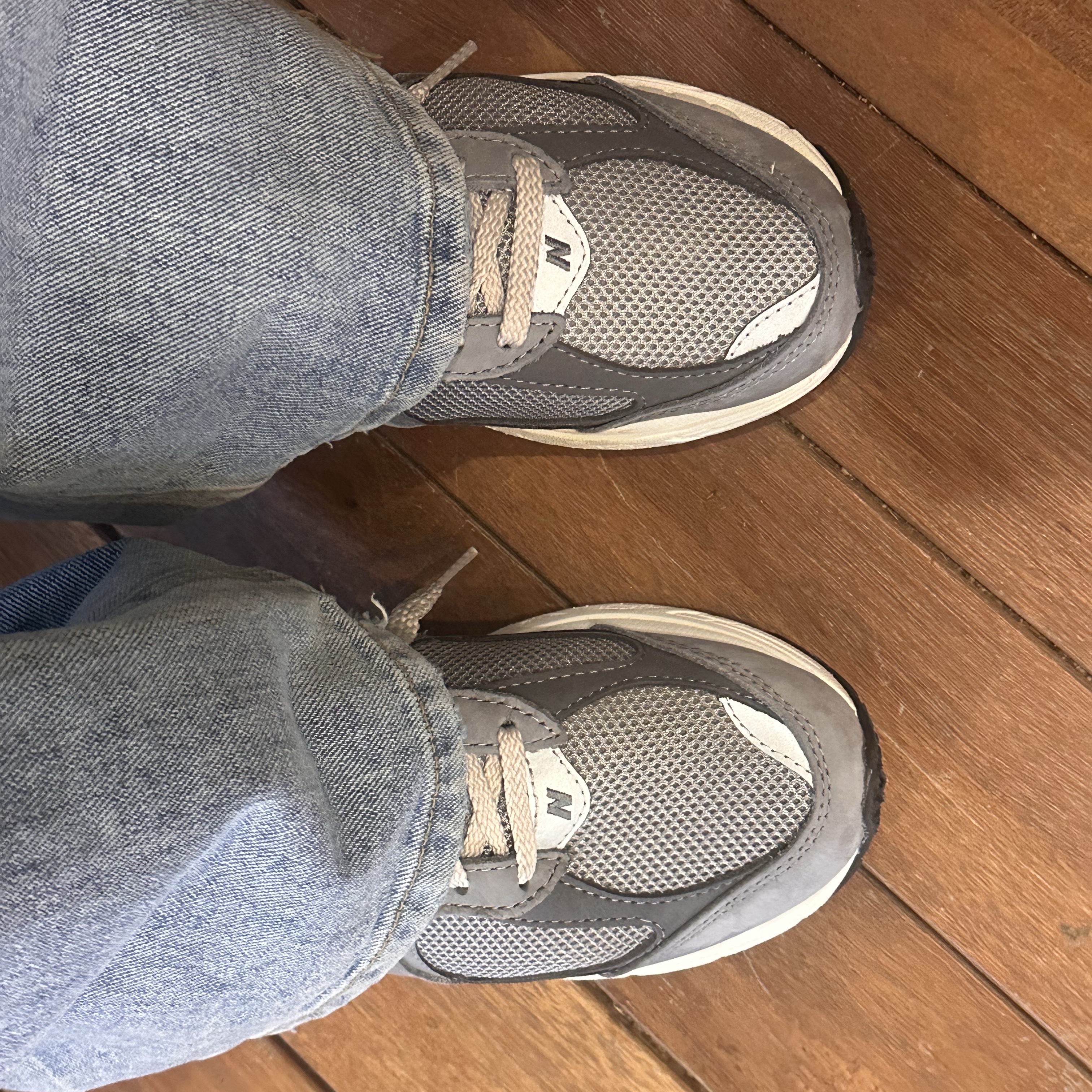New Balance 2002R Premium Vintage Grey 착용 스타일 - 2