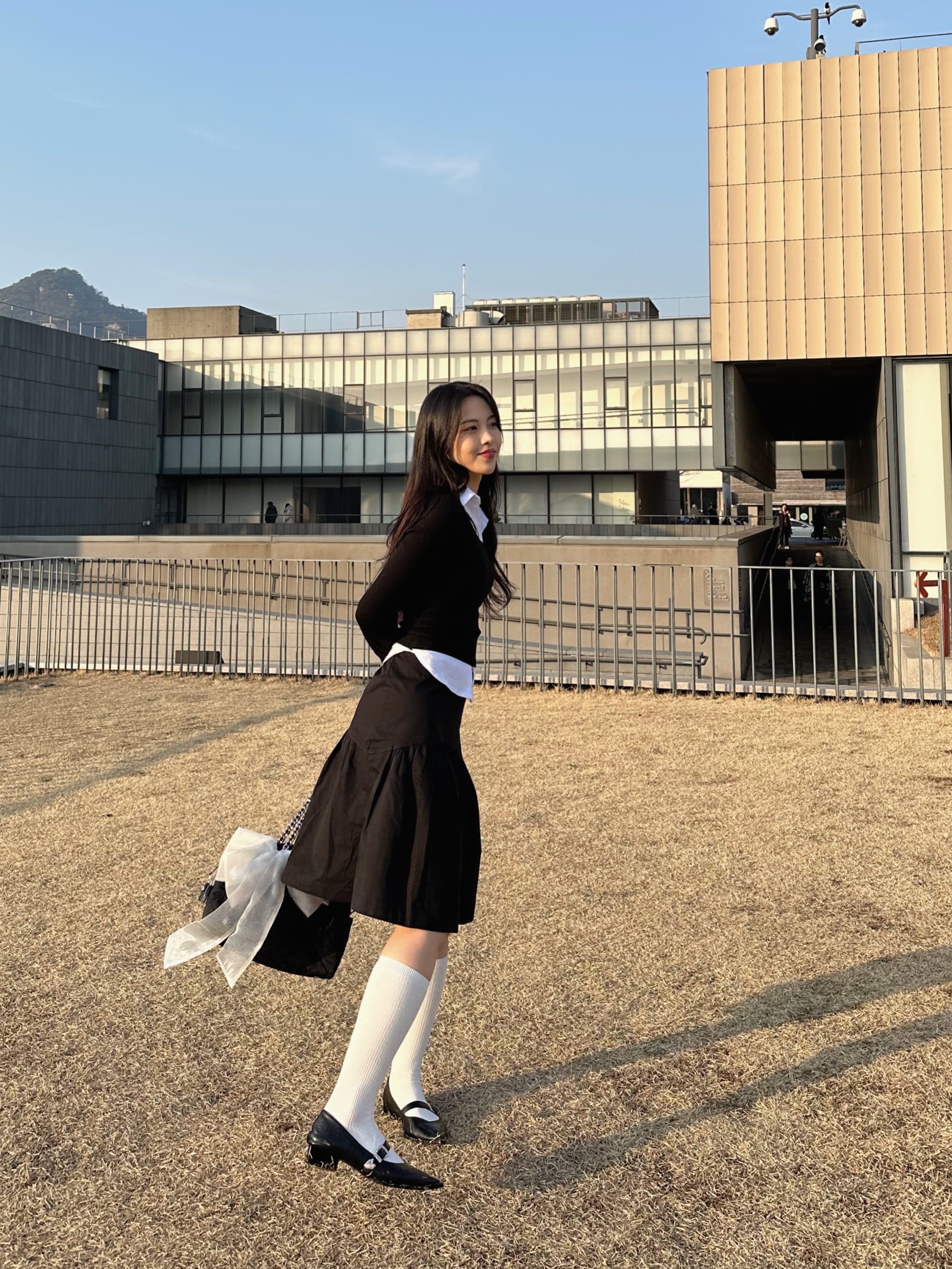 프라다 포코노 나일론 퀼팅 체인 숄더백 블랙 착용 스타일 - 5