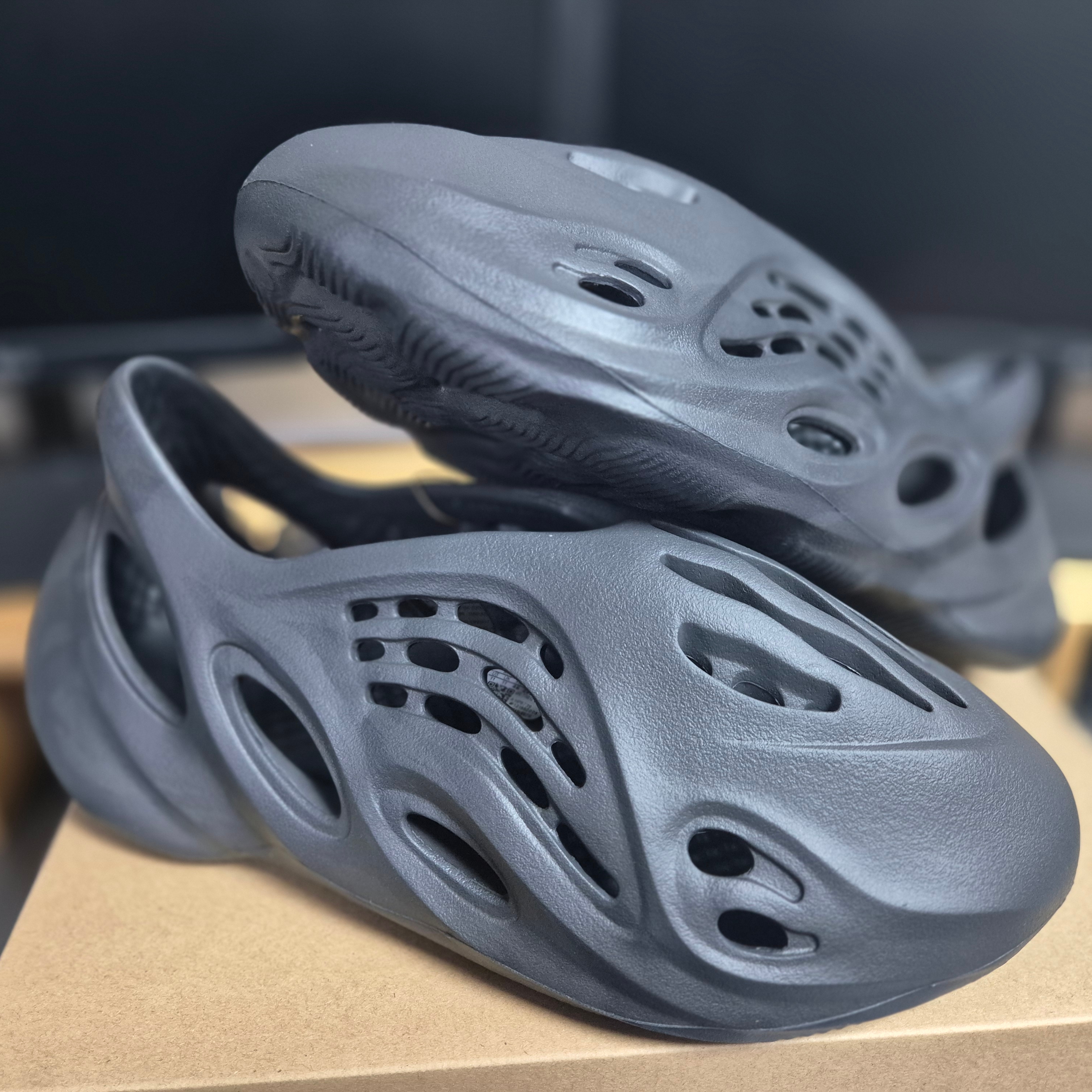 Adidas Yeezy Foam RNNR Onyx 착용 스타일