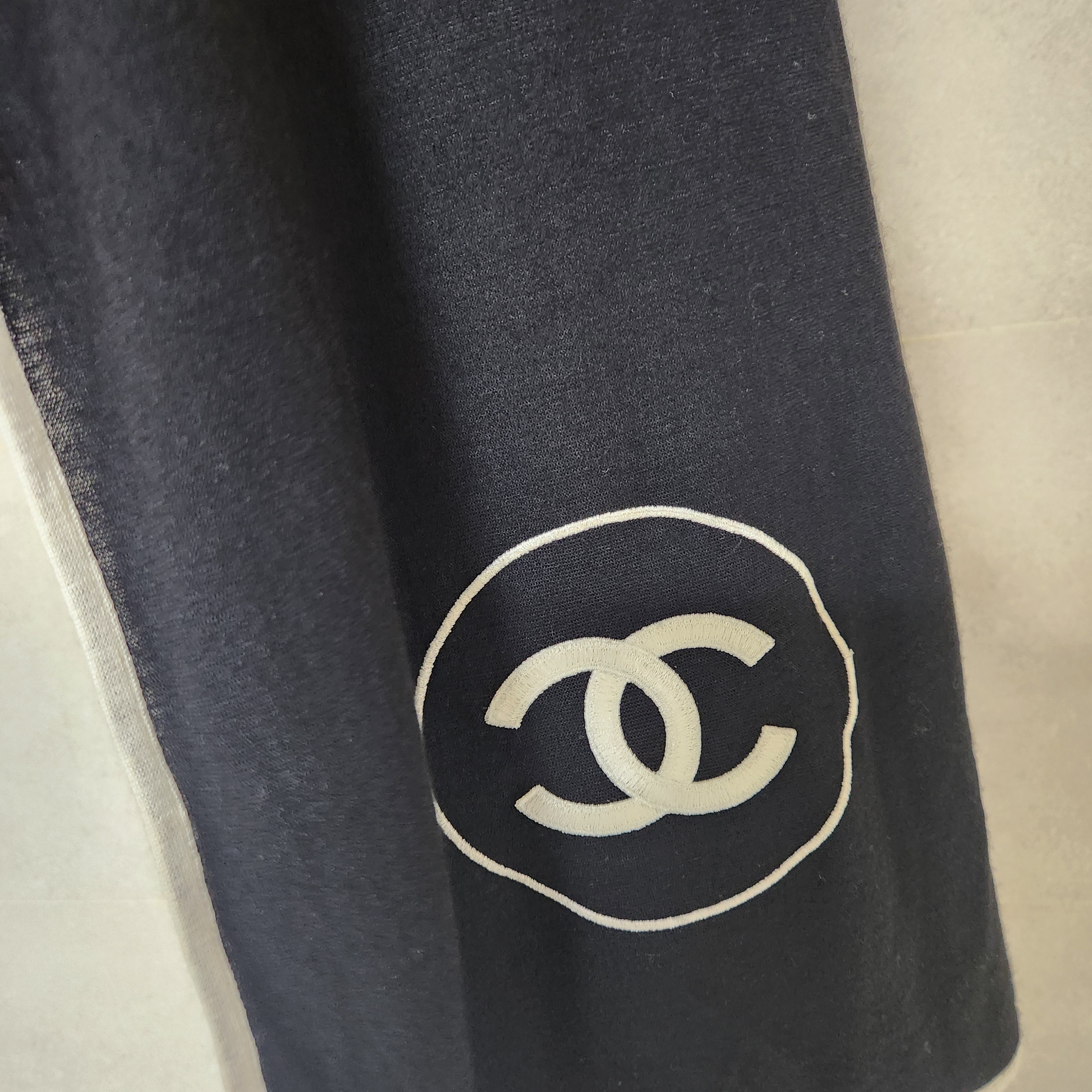 (W) Chanel Scarf Cashmere Silk & Black Ivory 착용 스타일 - 1
