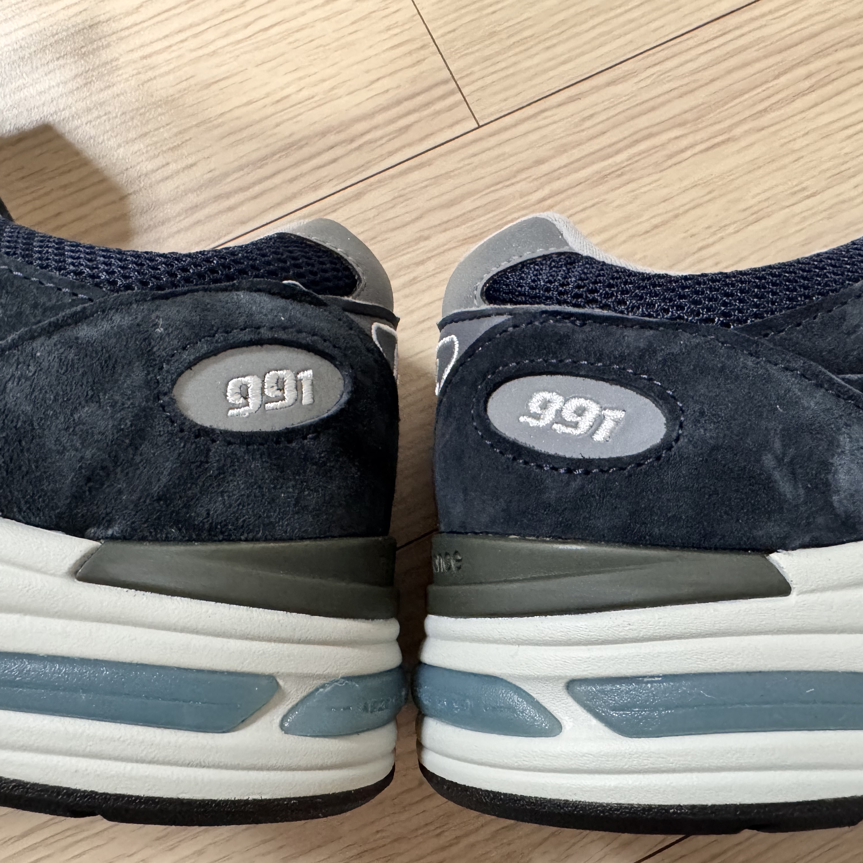 New Balance 991v2 Made in UK Dark Navy Smoked Pearl 착용 스타일 - 1