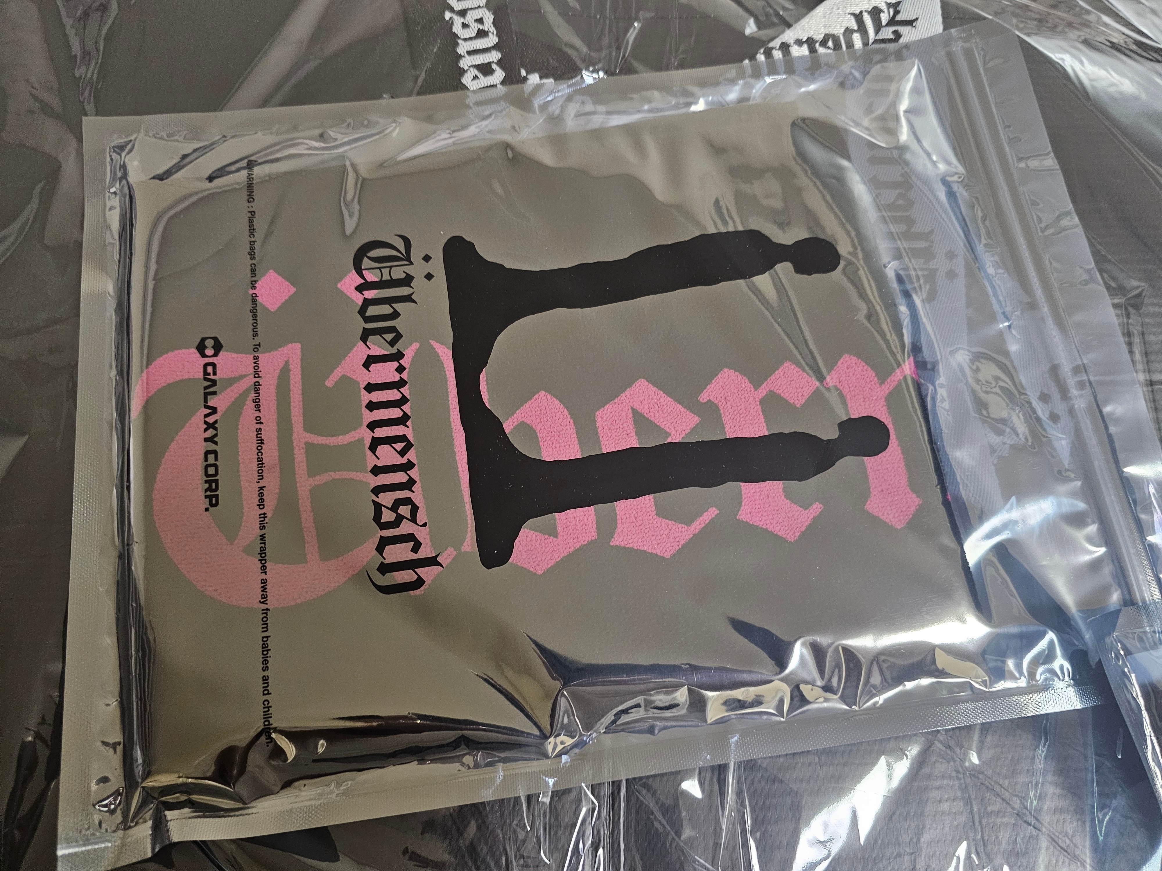 G-DRAGON Ubermensch Reusable Bag Black, G-DRAGON Ubermensch Slogan Towel Mint 착용 스타일 - 3