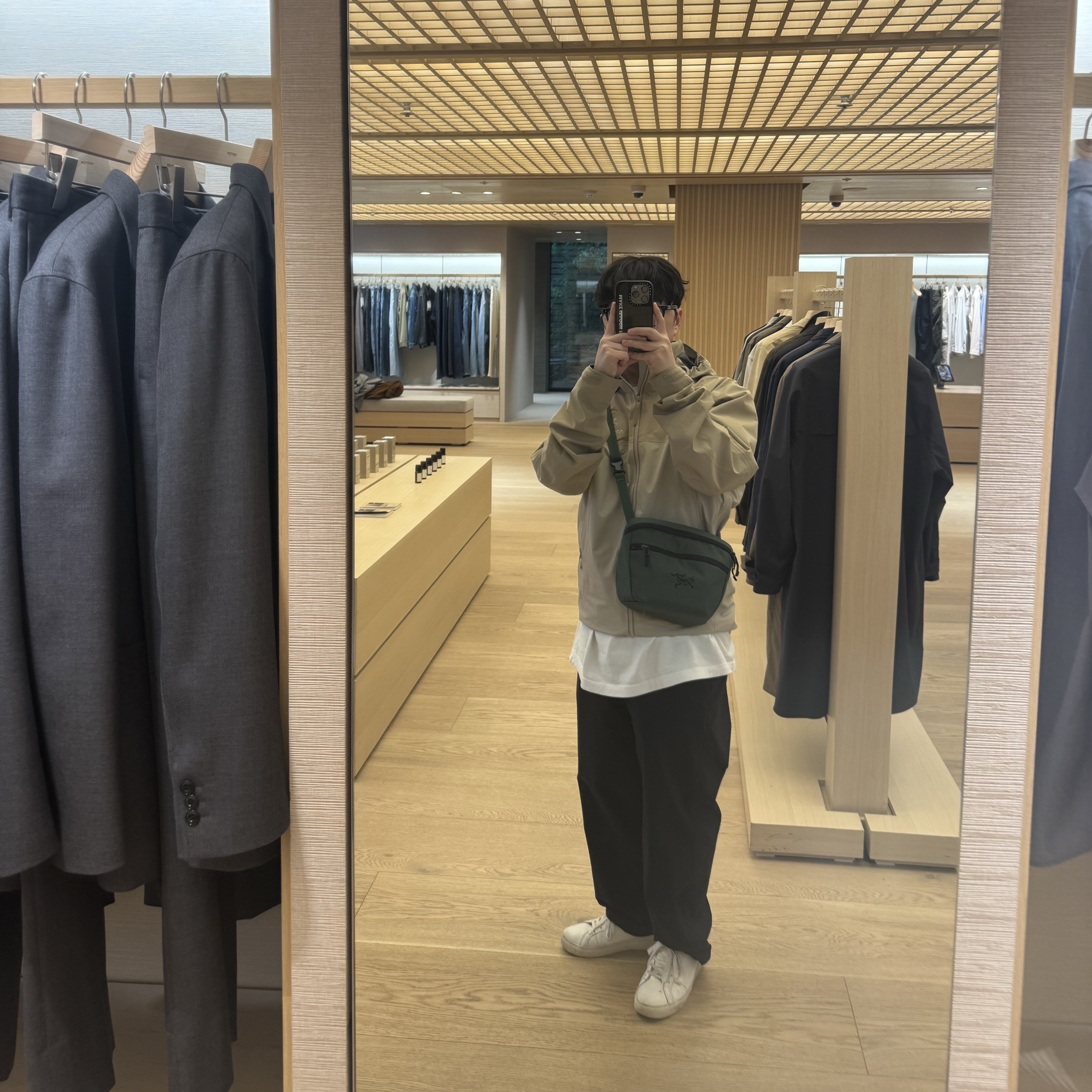 Arc'teryx Beta AR Jacket Smoke Bluff, Arc'teryx Mantis 2 Waistpac Eden Black 착용 스타일