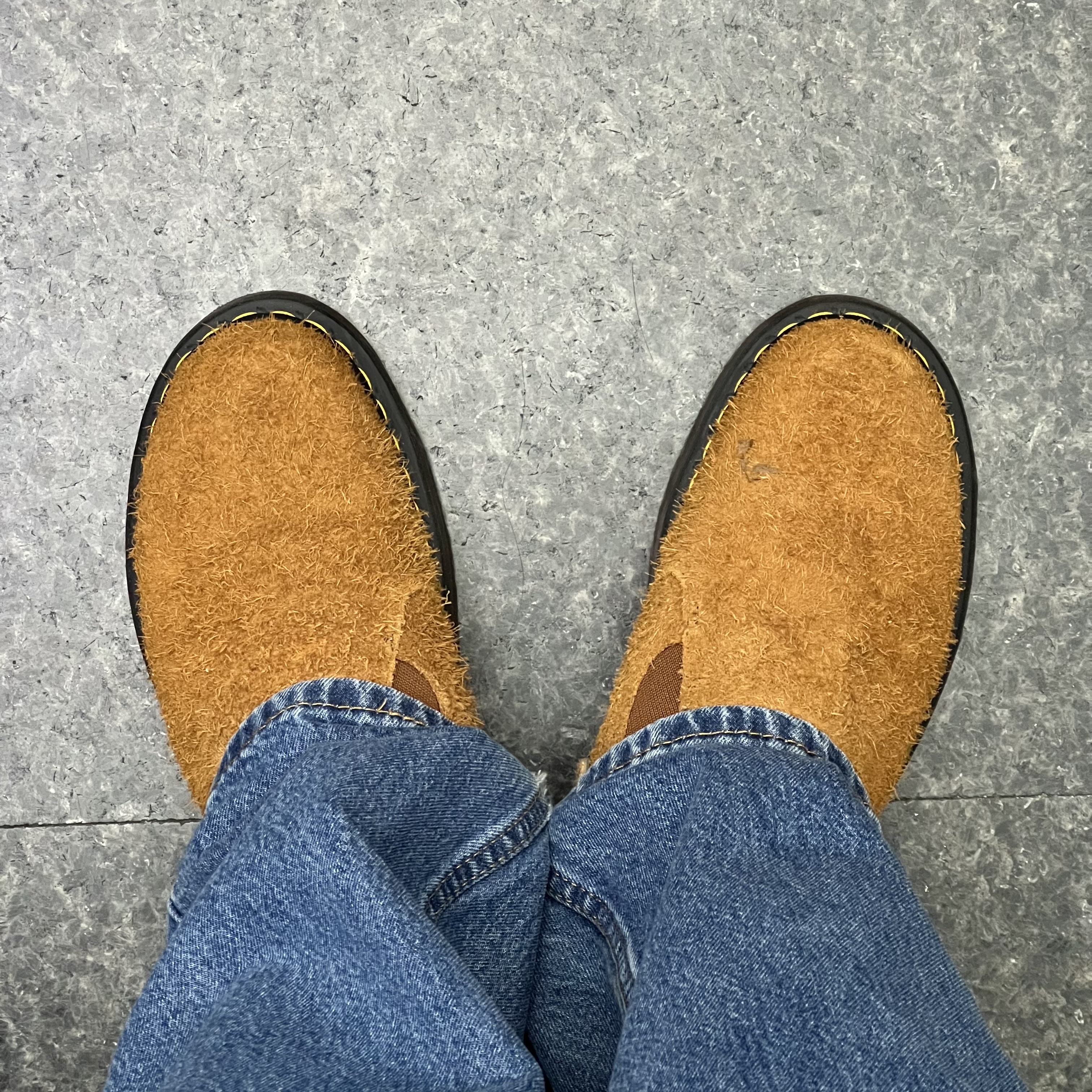 Dr. Martens Isham Smooth Suede Mule Brown 착용 스타일 - 2