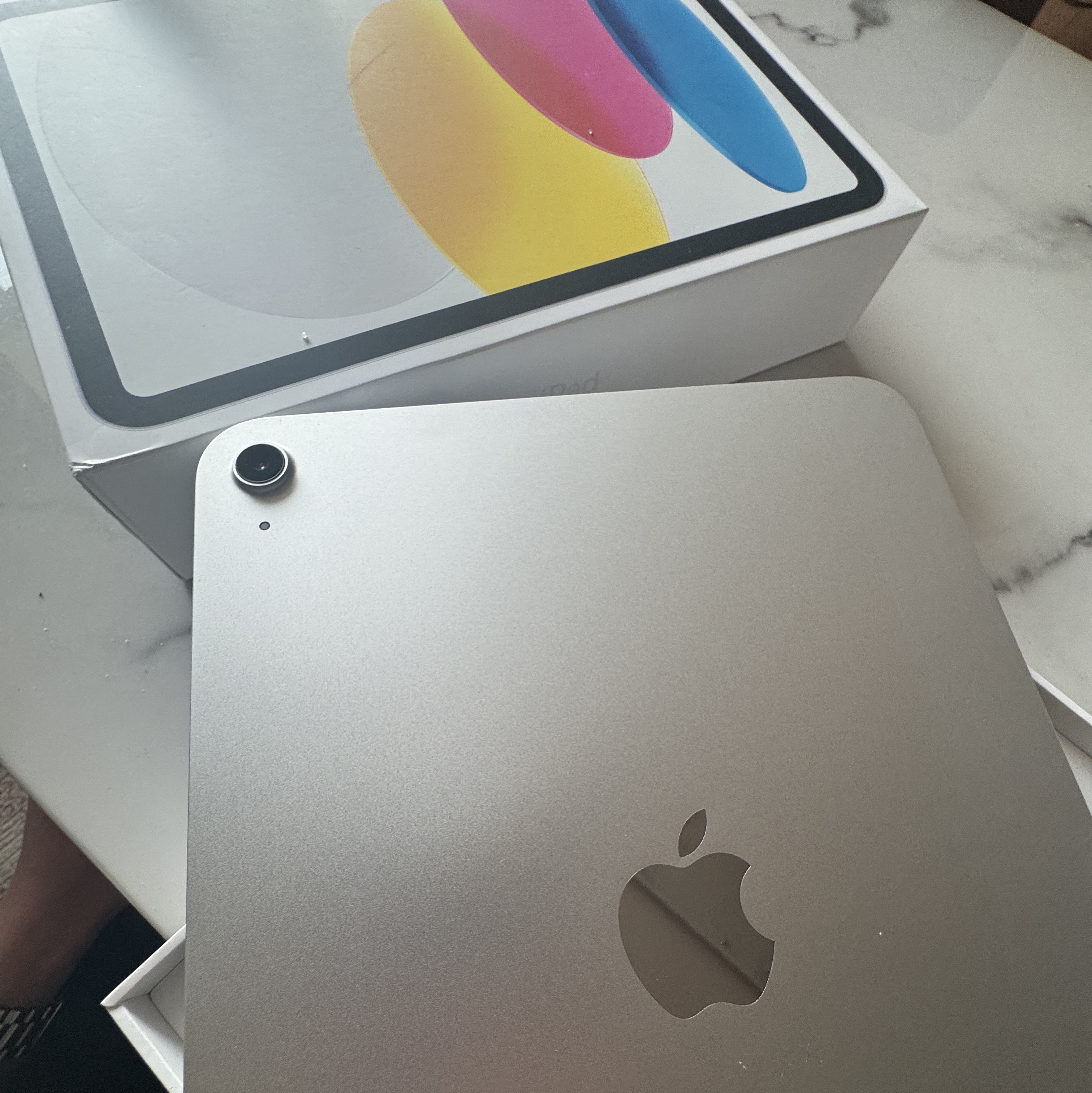 Apple iPad 10th Gen Wifi 64GB Silver (Korean Ver.) 착용 스타일 - 1