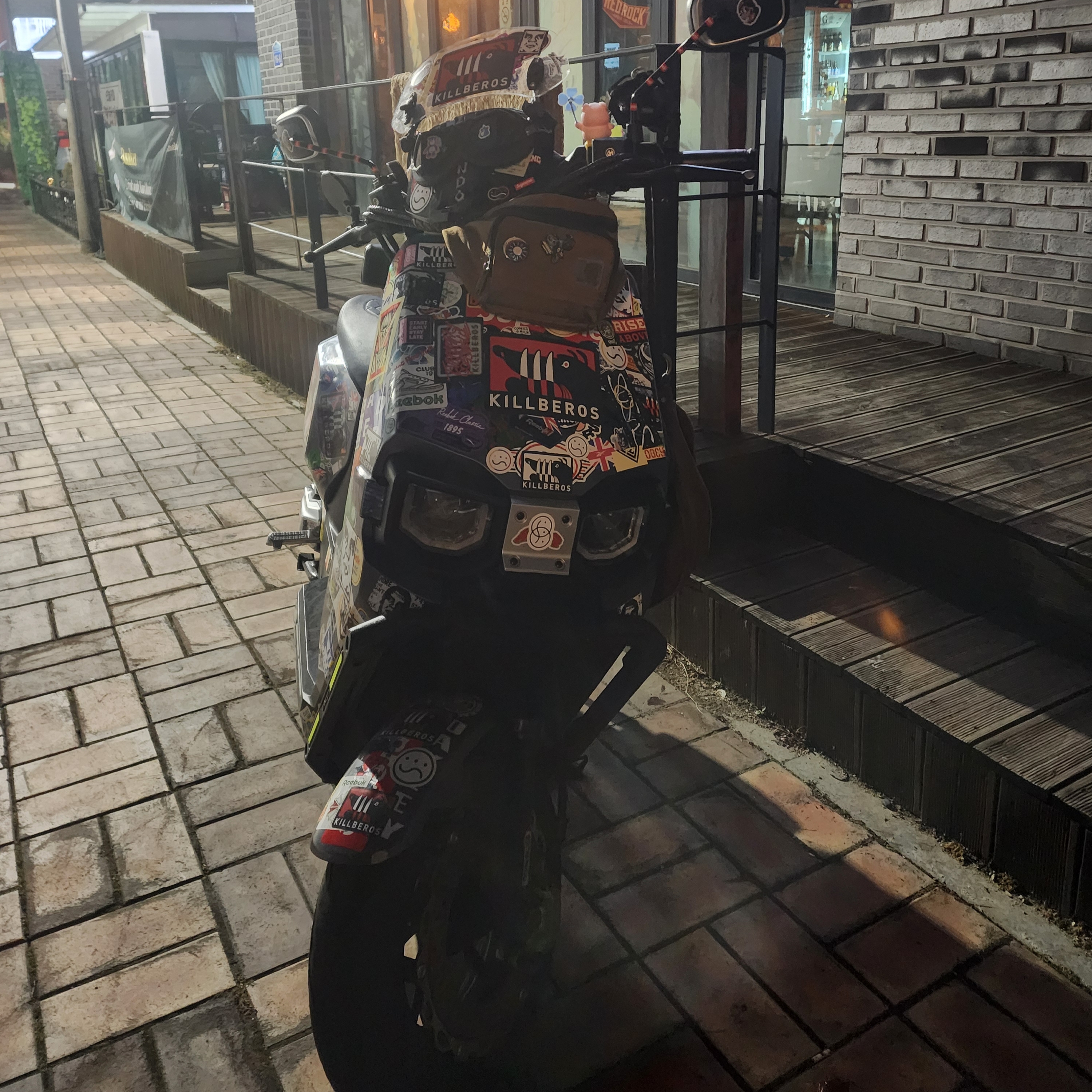 반스 어센틱 44 DX 애너하임 팩토리 레이싱 레드, 카락터 럼핑 카고 팬츠 레오파드 카키 착용 스타일 - 3