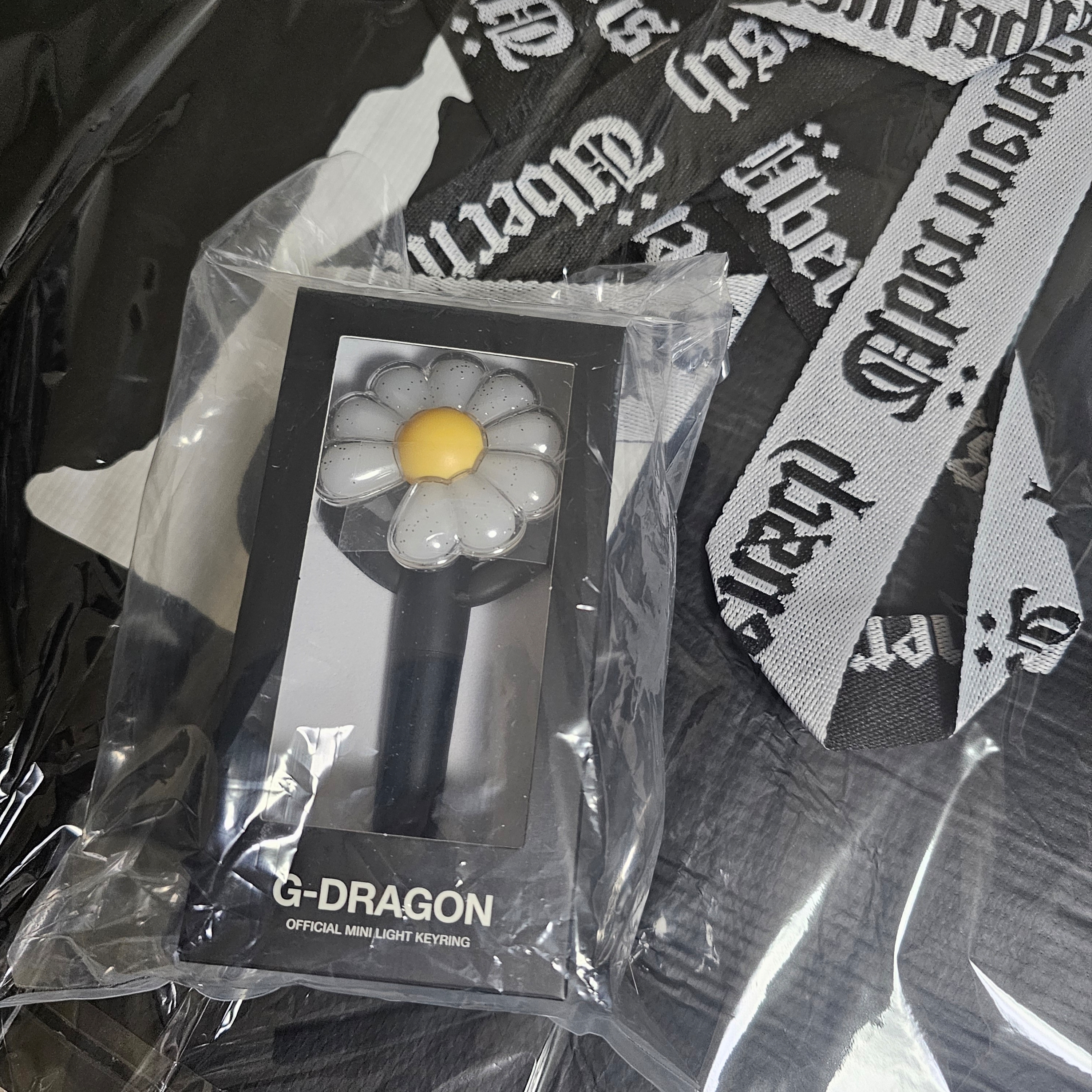 G-DRAGON Ubermensch Official Mini Light Keyring, G-DRAGON Ubermensch Reusable Bag Black 착용 스타일 - 1
