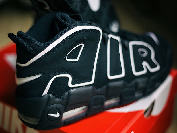 Nike Air More Uptempo Black White 2016 착용 스타일