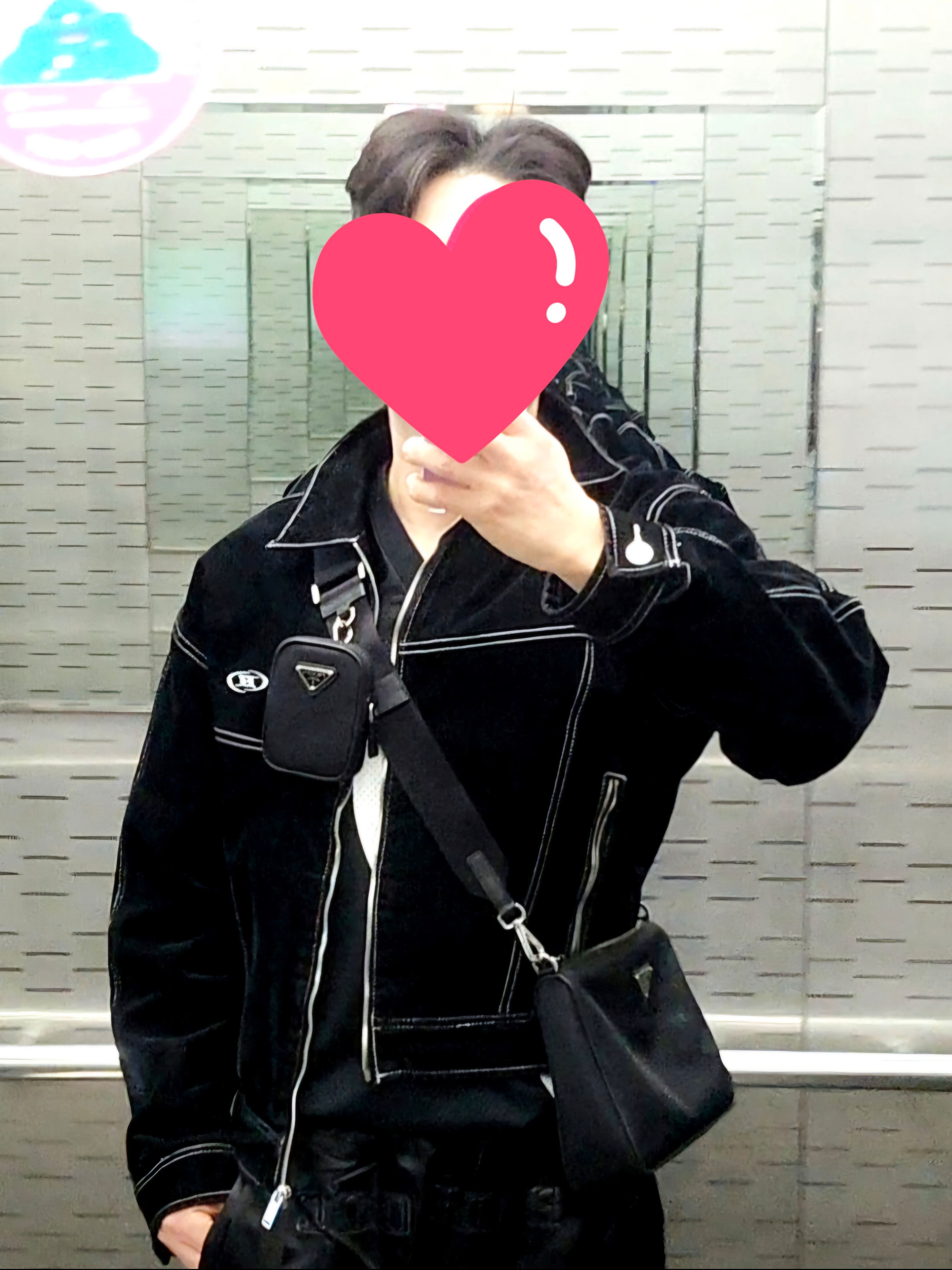 Prada Re-Nylon and Saffiano Leather Shoulder Bag Black 착용 스타일 - 1
