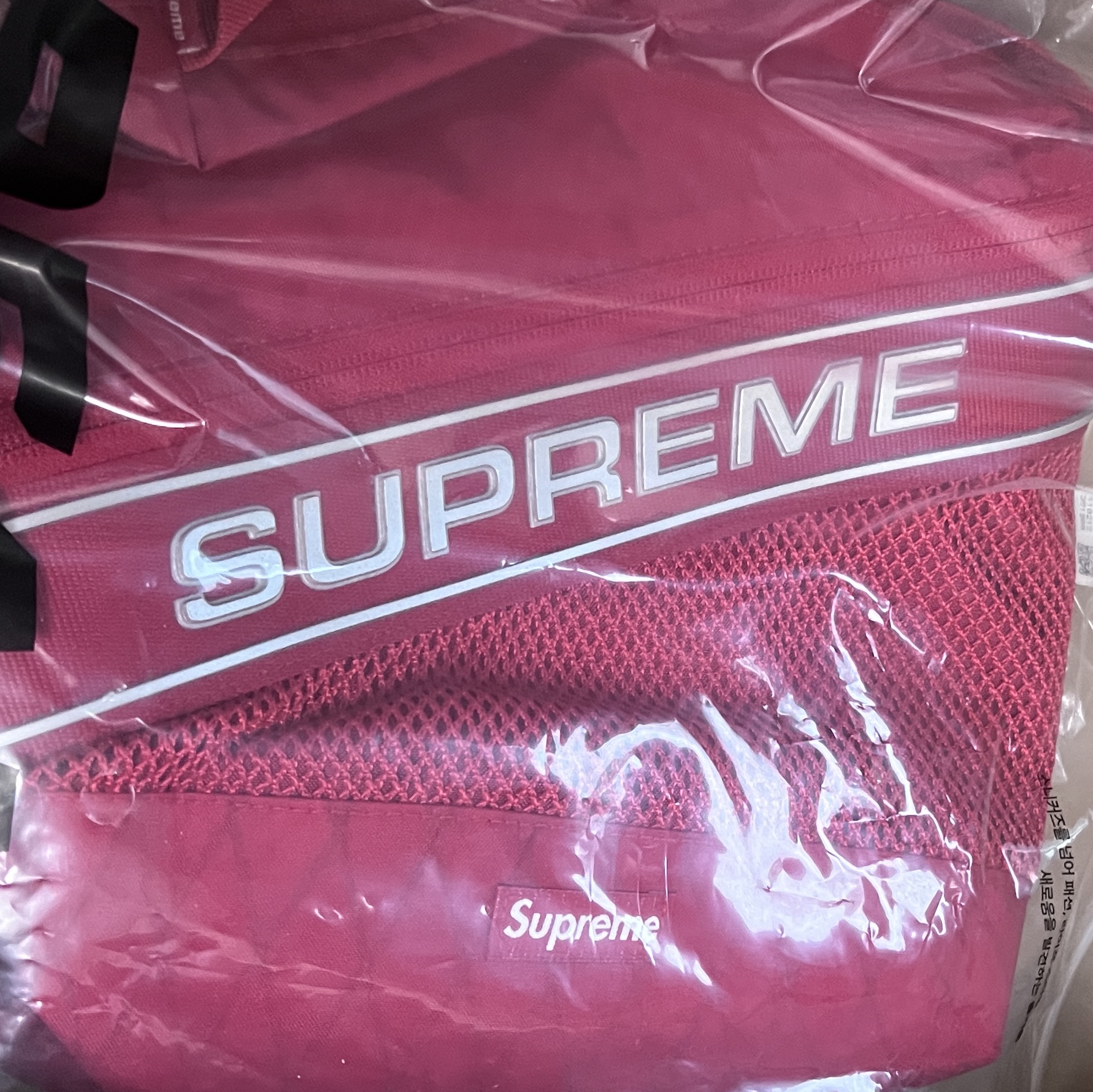 Supreme Shoulder Bag Red - 23FW 착용 스타일