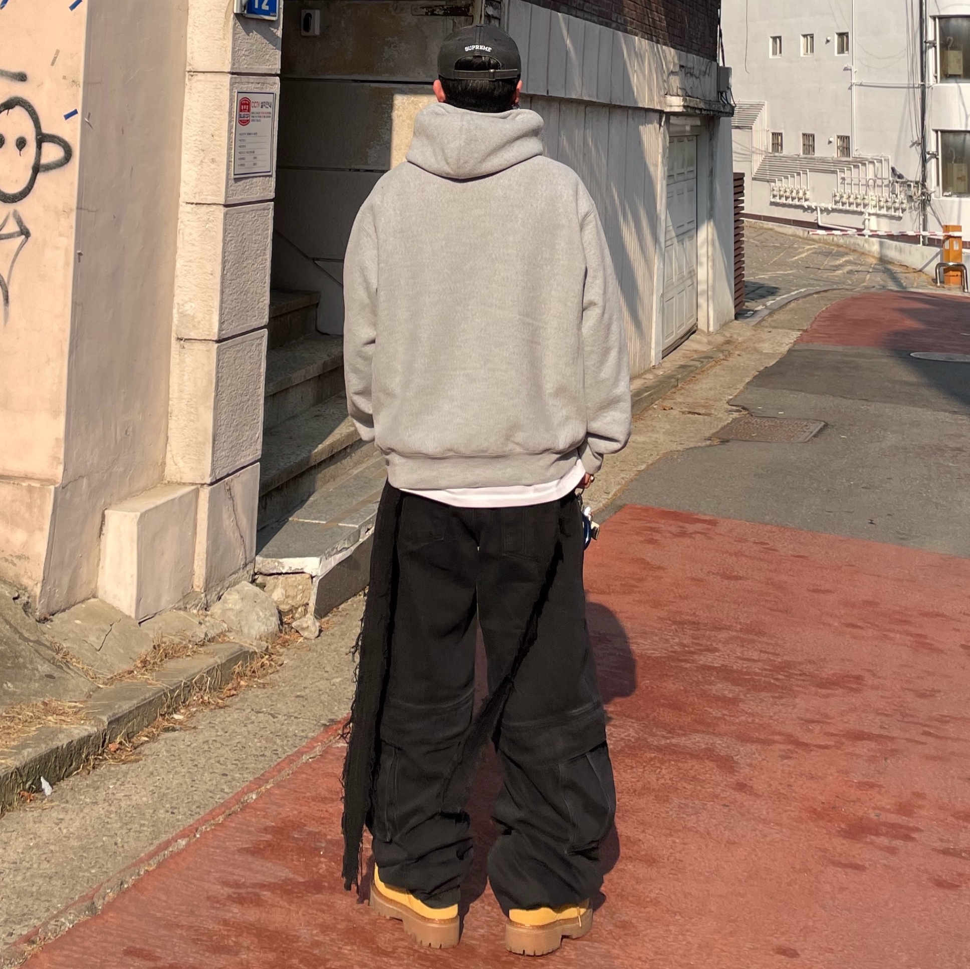 [KREAM 단독] 비엘알 x 포그 디바이디드 커브드 라인 더블 버클 팬츠 블랙 착용 스타일 - 3