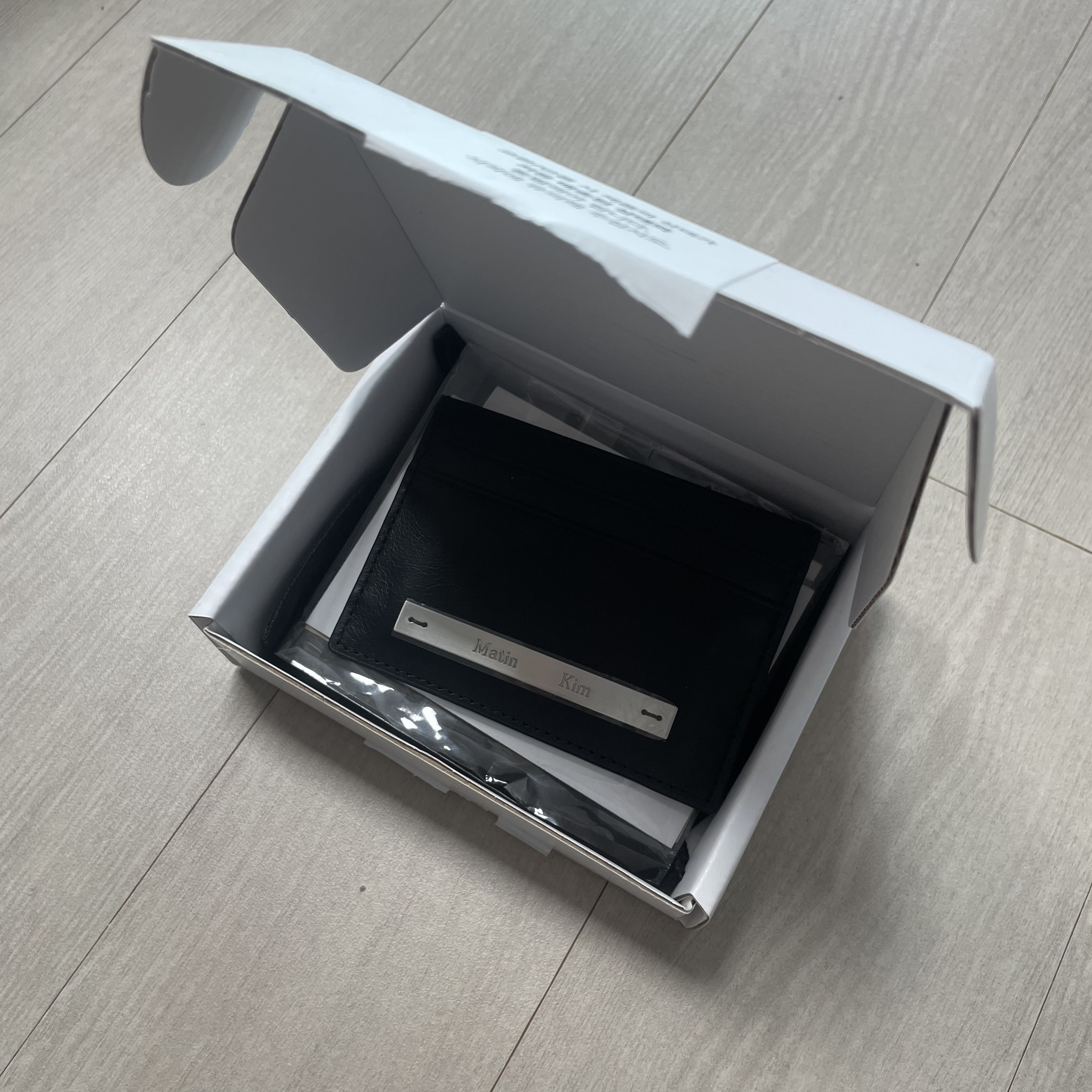 Matin Kim Vintage Card Wallet Black 착용 스타일 - 3