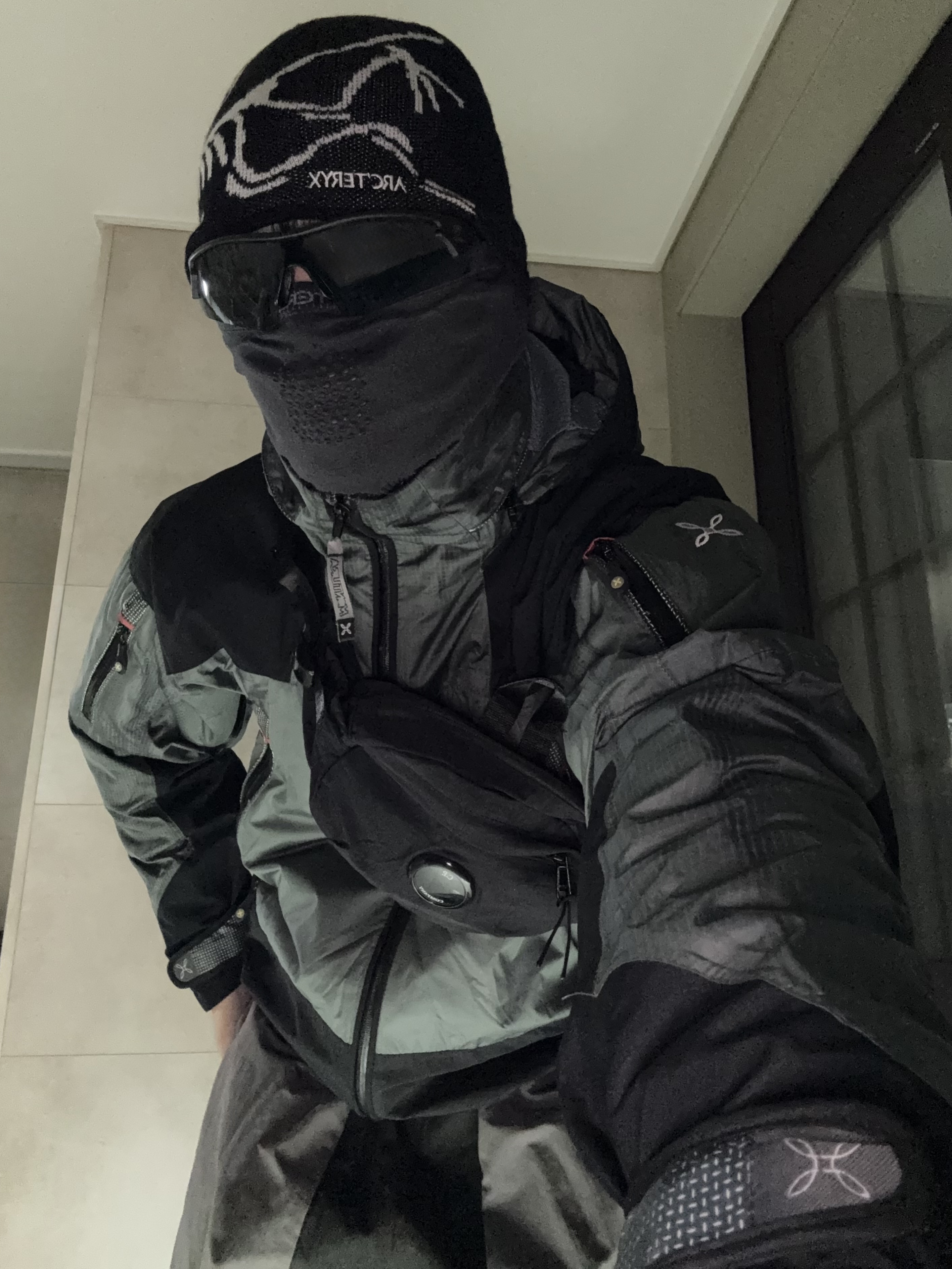 Arc'teryx Bird Head Toque Orca, C.P. Company Crossbody Bag Black - 24FW 착용 스타일