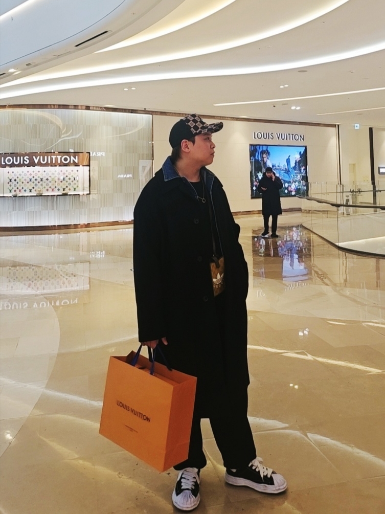 구찌 x 아디다스 폰 케이스 베이지 브라운, 메종 미하라 야스히로 블레이키 OG 솔 캔버스 로우탑 스니커즈 블랙 화이트 착용 스타일