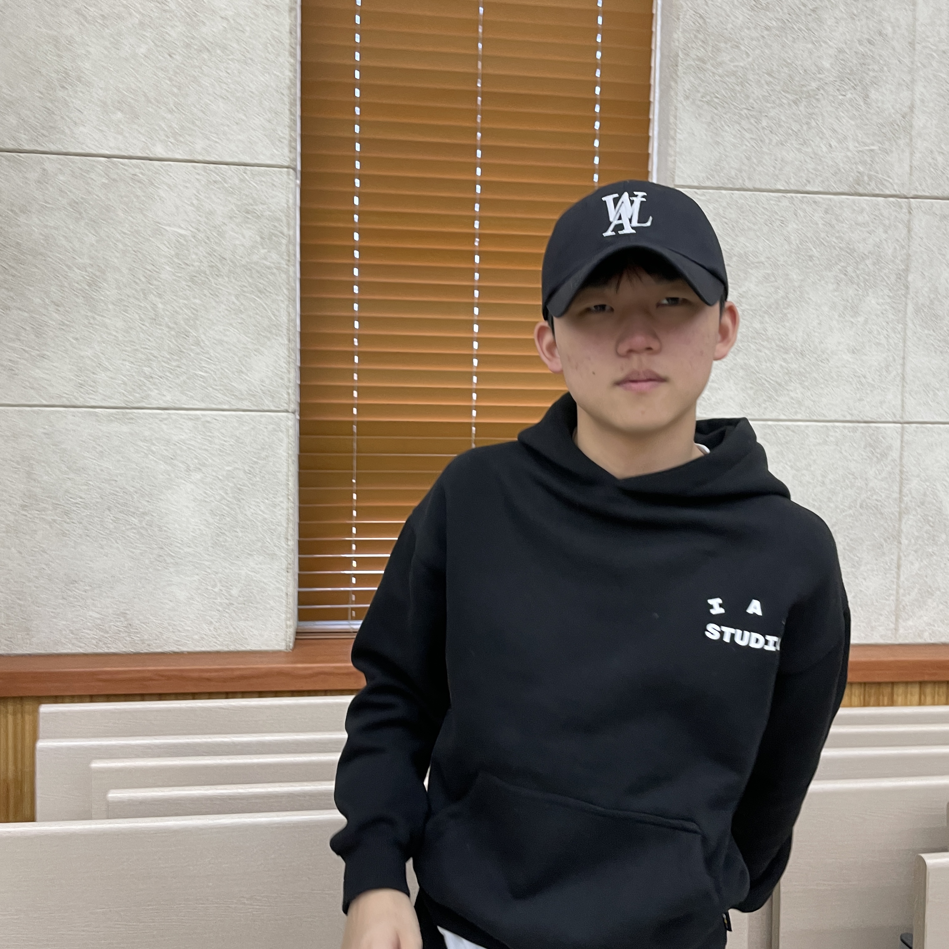 IAB Studio Hoodie Black 착용 스타일